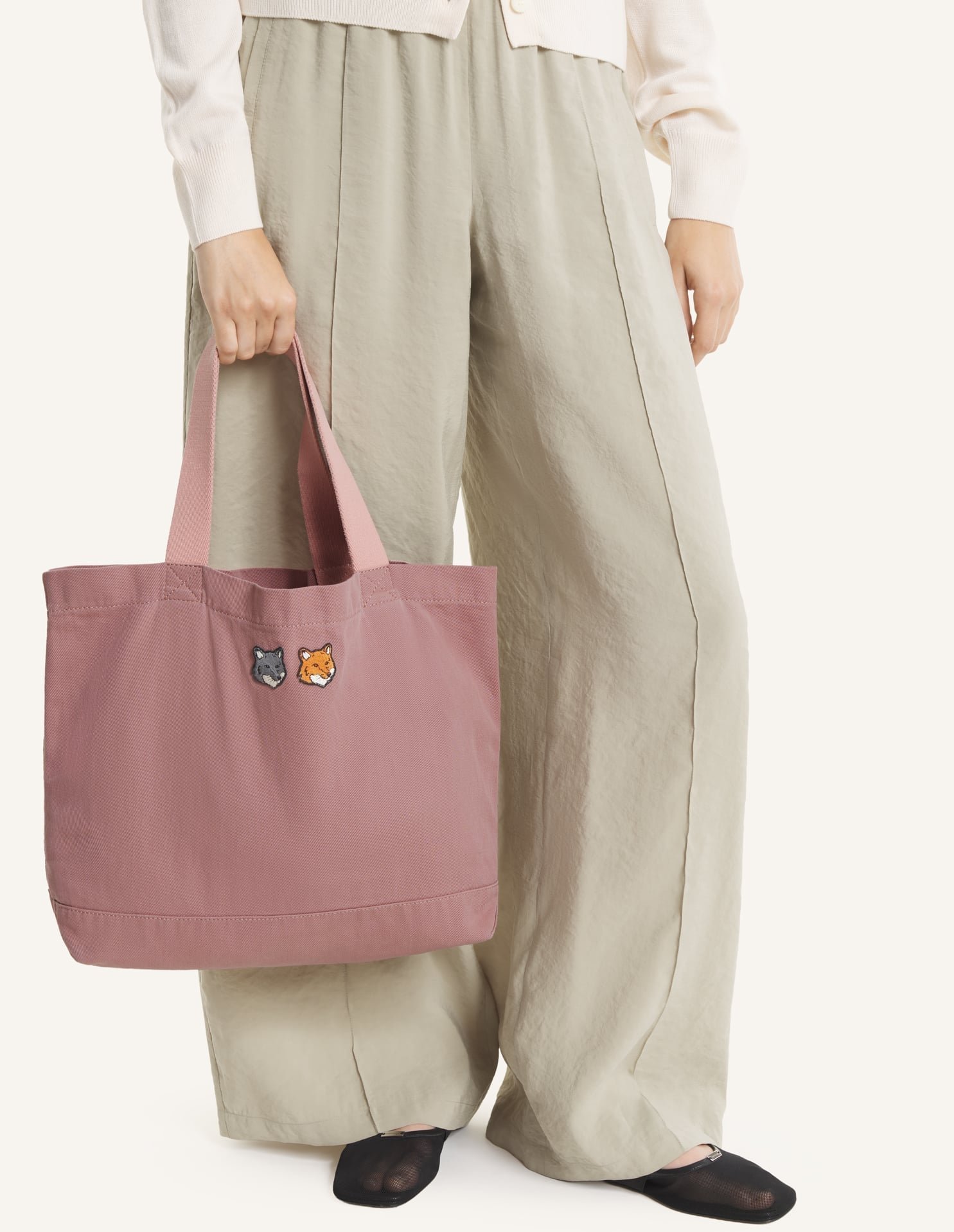 【メゾン キツネ/MAISON KITSUNE】のDOUBLE FOX HEAD FADED TOTE インテリア・キッズ・メンズ・レディースファッション・服の通販 founy(ファウニー) 　ファッション　Fashion　レディースファッション　Fashion for Women　バッグ　Bags　キャンバス　Canvas, Canvas Fabric　コレクション　Collection, Seasonal Line　パッチ　Patch, Appliqué　フラット　Flat, Flat Shoes　フロント　Front, Front Design　ポケット　Pocket, Pocket Detail　夏　Summer　旅行　Travel　春　Spring　S/S・春夏　SS, Spring/Summer, Warm Season　FADED PINK CLAY|ID: prp329100004983868 ipo3291000000037334720