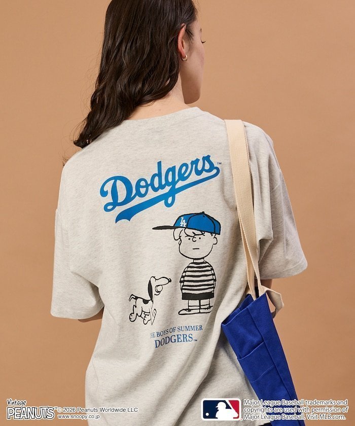 【フリークスストア/FREAK'S STORE】のPEANUTS×MLB 別注 ビッグシルエット バックプリント Tシャツ / DODGERS 【限定展開】 インテリア・キッズ・メンズ・レディースファッション・服の通販 founy(ファウニー) 　ファッション　Fashion　レディースファッション　Fashion for Women　トップス・カットソー　Cut & Sew Tops　シャツ・ブラウス・オフィスカジュアル　Elegant Blouses & Button-Ups　ロングTシャツ・Tシャツ　Longline T-Shirts & Tees　バッグ　Bags　カーゴパンツ　Cargo Pants, Utility Pants　キャップ　Cap, Baseball Cap　グラフィック　Graphic, Graphic Design　コラボ　Collaboration, Collab　ショーツ　Shorts, Short Pants　シンプル　Simple, Minimal　デニム　Denim, Jeans Material　トレンド　Trend, Trending Now　定番　Standard, Basic Item　人気　Popular, Best Seller　ビッグ　Big, Oversized　フロント　Front, Front Design　プリント　Print, Printed Pattern　別注　Limited Edition, Custom Order　ワイド　Wide, Wide Fit　ワンポイント　One Point, Statement Accent　S/S・春夏　SS, Spring/Summer, Warm Season　おすすめ　Recommended / Our Picks　夏　Summer　2026年　2026　2026春夏・S/S　Spring/Summer 2026 SS26　アッシュグレー|ID: prp329100004983870 ipo3291000000037334726
