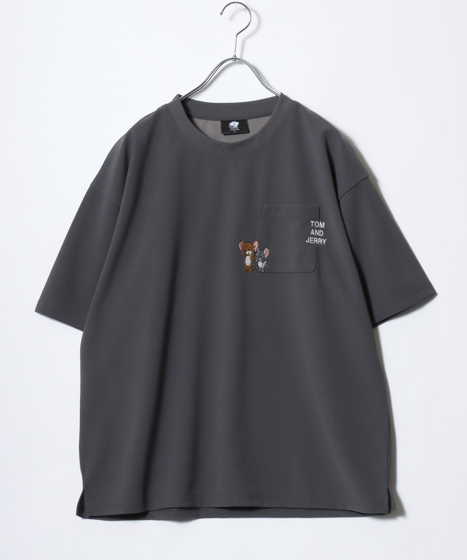 【マルカワ/MARUKAWA / MEN】のTom&Jerry トムとジェリー Tシャツ メンズ オーバーサイズ 半袖 ユニセックス ポケT レディース ユニセックス インテリア・キッズ・メンズ・レディースファッション・服の通販 founy(ファウニー) 　ファッション　Fashion　メンズファッション　Fashion for Men　インナー　Innerwear　カーゴパンツ　Cargo Pants, Utility Pants　カーディガン　Cardigan, Knitwear　キャップ　Cap, Baseball Cap　キャラクター　Character, Licensed Characters　コンビ　Combo, Combination Style　吸水　Absorbent, Quick-Dry　サッカー　Seersucker, Summer Fabric　サロペット　Overalls, Salopette　サンダル　Sandals, Summer Shoes　シアー　Sheer, See-Through　シフォン　Chiffon, Lightweight Fabric　ショルダー　Shoulder, Shoulder Strap　ショーツ　Shorts, Short Pants　ショート　Short, Short Length　ジャケット　Jacket, Outerwear　ジーンズ　Jeans, Denim Pants　スニーカー　Sneakers, Trainers　スポーツ　Sports, Activewear　チュール　Tulip, Tulip Motif　デニム　Denim, Jeans Material　トレンド　Trend, Trending Now　ネコ　Cat, Feline Motif　長袖　Long Sleeve, Full Sleeve　バルーン　Balloon, Balloon Silhouette　パーカー　Hoodie, Parka　ビッグ　Big, Oversized　フロント　Front, Front Design　チャコール|ID: prp329100004983897 ipo3291000000037334844