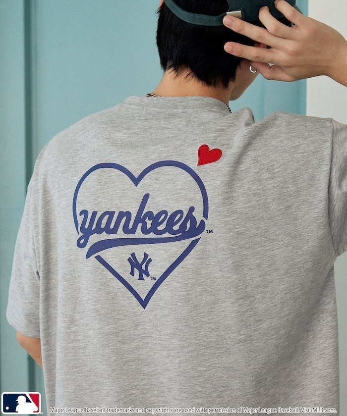 【フリークスストア/FREAK'S STORE】の機能性素材 別注 MLB バックプリント ハート Tシャツ 限定展開 インテリア・キッズ・メンズ・レディースファッション・服の通販 founy(ファウニー) 　ファッション　Fashion　レディースファッション　Fashion for Women　トップス・カットソー　Cut & Sew Tops　シャツ・ブラウス・オフィスカジュアル　Elegant Blouses & Button-Ups　ロングTシャツ・Tシャツ　Longline T-Shirts & Tees　バッグ　Bags　カーゴパンツ　Cargo Pants, Utility Pants　キャップ　Cap, Baseball Cap　グラフィック　Graphic, Graphic Design　コーデュロイ　Corduroy, Cord Fabric　吸水　Absorbent, Quick-Dry　シンプル　Simple, Minimal　スニーカー　Sneakers, Trainers　スポーツ　Sports, Activewear　スラックス　Slacks, Dress Pants　バランス　Balance, Style Balance　ビッグ　Big, Oversized　フロント　Front, Front Design　プリント　Print, Printed Pattern　別注　Limited Edition, Custom Order　ミックス　Mix, Mixed Style　モチーフ　Motif, Design Theme　ユニセックス　Unisex, Genderless　リラックス　Relax, Relaxed Fit　ルーズ　Loose, Oversized　ロング　Long, Long-Length　S/S・春夏　SS, Spring/Summer, Warm Season　おすすめ　Recommended / Our Picks　夏　Summer　エレガント 上品　Elegant　グレー|ID: prp329100004983957 ipo3291000000037335144