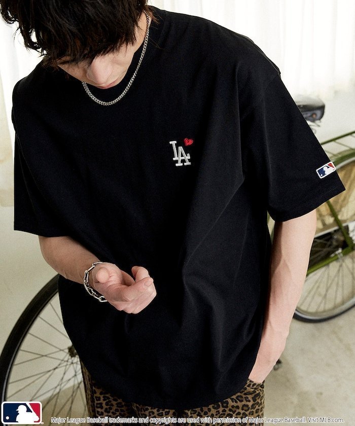 【フリークスストア/FREAK'S STORE】の機能性素材 別注 MLB バックプリント ハート Tシャツ 限定展開 インテリア・キッズ・メンズ・レディースファッション・服の通販 founy(ファウニー) 　ファッション　Fashion　レディースファッション　Fashion for Women　トップス・カットソー　Cut & Sew Tops　シャツ・ブラウス・オフィスカジュアル　Elegant Blouses & Button-Ups　ロングTシャツ・Tシャツ　Longline T-Shirts & Tees　バッグ　Bags　カーゴパンツ　Cargo Pants, Utility Pants　キャップ　Cap, Baseball Cap　グラフィック　Graphic, Graphic Design　コーデュロイ　Corduroy, Cord Fabric　吸水　Absorbent, Quick-Dry　シンプル　Simple, Minimal　スニーカー　Sneakers, Trainers　スポーツ　Sports, Activewear　スラックス　Slacks, Dress Pants　バランス　Balance, Style Balance　ビッグ　Big, Oversized　フロント　Front, Front Design　プリント　Print, Printed Pattern　別注　Limited Edition, Custom Order　ミックス　Mix, Mixed Style　モチーフ　Motif, Design Theme　ユニセックス　Unisex, Genderless　リラックス　Relax, Relaxed Fit　ルーズ　Loose, Oversized　ロング　Long, Long-Length　S/S・春夏　SS, Spring/Summer, Warm Season　おすすめ　Recommended / Our Picks　夏　Summer　エレガント 上品　Elegant　ブラック|ID: prp329100004983957 ipo3291000000037335145