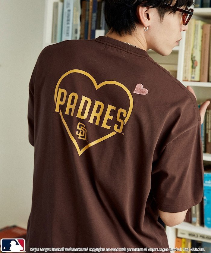 【フリークスストア/FREAK'S STORE】の機能性素材 別注 MLB バックプリント ハート Tシャツ 限定展開 インテリア・キッズ・メンズ・レディースファッション・服の通販 founy(ファウニー) 　ファッション　Fashion　レディースファッション　Fashion for Women　トップス・カットソー　Cut & Sew Tops　シャツ・ブラウス・オフィスカジュアル　Elegant Blouses & Button-Ups　ロングTシャツ・Tシャツ　Longline T-Shirts & Tees　バッグ　Bags　カーゴパンツ　Cargo Pants, Utility Pants　キャップ　Cap, Baseball Cap　グラフィック　Graphic, Graphic Design　コーデュロイ　Corduroy, Cord Fabric　吸水　Absorbent, Quick-Dry　シンプル　Simple, Minimal　スニーカー　Sneakers, Trainers　スポーツ　Sports, Activewear　スラックス　Slacks, Dress Pants　バランス　Balance, Style Balance　ビッグ　Big, Oversized　フロント　Front, Front Design　プリント　Print, Printed Pattern　別注　Limited Edition, Custom Order　ミックス　Mix, Mixed Style　モチーフ　Motif, Design Theme　ユニセックス　Unisex, Genderless　リラックス　Relax, Relaxed Fit　ルーズ　Loose, Oversized　ロング　Long, Long-Length　S/S・春夏　SS, Spring/Summer, Warm Season　おすすめ　Recommended / Our Picks　夏　Summer　エレガント 上品　Elegant　ブラウン|ID: prp329100004983957 ipo3291000000037335146