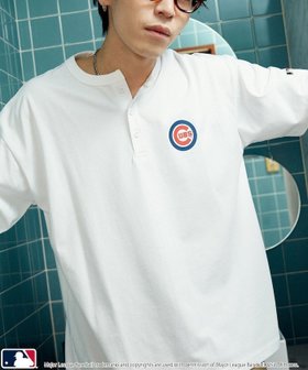 【フリークスストア/FREAK'S STORE】の機能性素材 別注 MLB ロゴプリント ヘンリーネック オーバーサイズ Tシャツ 限定展開 大人の最旬トレンドファッション＆コーディネート founy(ファウニー) ファッション Fashion レディースファッション Fashion for Women トップス・カットソー Cut & Sew Tops シャツ・ブラウス・オフィスカジュアル Elegant Blouses & Button-Ups ロングTシャツ・Tシャツ Longline T-Shirts & Tees インナー Innerwear ヴィンテージ Vintage Style 吸水 Absorbent, Quick-Dry スポーツ Sports, Activewear トレンド Trend, Trending Now ドレス Dress, One-Piece ビッグ Big, Oversized フロント Front, Front Design プリント Print, Printed Pattern 別注 Limited Edition, Custom Order メンズ Men's, Menswear ユニセックス Unisex, Genderless リラックス Relax, Relaxed Fit ルーズ Loose, Oversized S/S・春夏 SS, Spring/Summer, Warm Season 夏 Summer エレガント 上品 Elegant 2026年 2026 2026春夏・S/S Spring/Summer 2026 SS26 |ID:prp329100004983958
