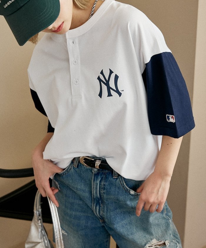 【フリークスストア/FREAK'S STORE】の機能性素材 別注 MLB ロゴプリント ヘンリーネック オーバーサイズ Tシャツ 限定展開 インテリア・キッズ・メンズ・レディースファッション・服の通販 founy(ファウニー) 　ファッション　Fashion　レディースファッション　Fashion for Women　トップス・カットソー　Cut & Sew Tops　シャツ・ブラウス・オフィスカジュアル　Elegant Blouses & Button-Ups　ロングTシャツ・Tシャツ　Longline T-Shirts & Tees　インナー　Innerwear　ヴィンテージ　Vintage Style　吸水　Absorbent, Quick-Dry　スポーツ　Sports, Activewear　トレンド　Trend, Trending Now　ドレス　Dress, One-Piece　ビッグ　Big, Oversized　フロント　Front, Front Design　プリント　Print, Printed Pattern　別注　Limited Edition, Custom Order　メンズ　Men's, Menswear　ユニセックス　Unisex, Genderless　リラックス　Relax, Relaxed Fit　ルーズ　Loose, Oversized　S/S・春夏　SS, Spring/Summer, Warm Season　夏　Summer　エレガント 上品　Elegant　2026年　2026　2026春夏・S/S　Spring/Summer 2026 SS26　オフホワイト|ID: prp329100004983958 ipo3291000000037335151