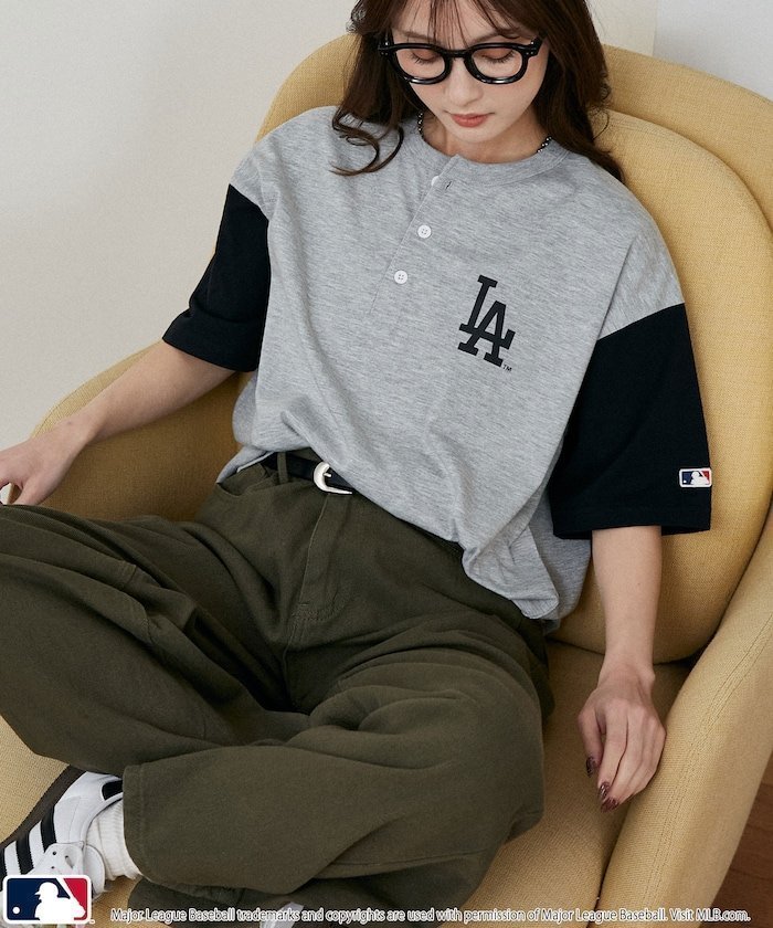 【フリークスストア/FREAK'S STORE】の機能性素材 別注 MLB ロゴプリント ヘンリーネック オーバーサイズ Tシャツ 限定展開 インテリア・キッズ・メンズ・レディースファッション・服の通販 founy(ファウニー) 　ファッション　Fashion　レディースファッション　Fashion for Women　トップス・カットソー　Cut & Sew Tops　シャツ・ブラウス・オフィスカジュアル　Elegant Blouses & Button-Ups　ロングTシャツ・Tシャツ　Longline T-Shirts & Tees　インナー　Innerwear　ヴィンテージ　Vintage Style　吸水　Absorbent, Quick-Dry　スポーツ　Sports, Activewear　トレンド　Trend, Trending Now　ドレス　Dress, One-Piece　ビッグ　Big, Oversized　フロント　Front, Front Design　プリント　Print, Printed Pattern　別注　Limited Edition, Custom Order　メンズ　Men's, Menswear　ユニセックス　Unisex, Genderless　リラックス　Relax, Relaxed Fit　ルーズ　Loose, Oversized　S/S・春夏　SS, Spring/Summer, Warm Season　夏　Summer　エレガント 上品　Elegant　2026年　2026　2026春夏・S/S　Spring/Summer 2026 SS26　グレー|ID: prp329100004983958 ipo3291000000037335152