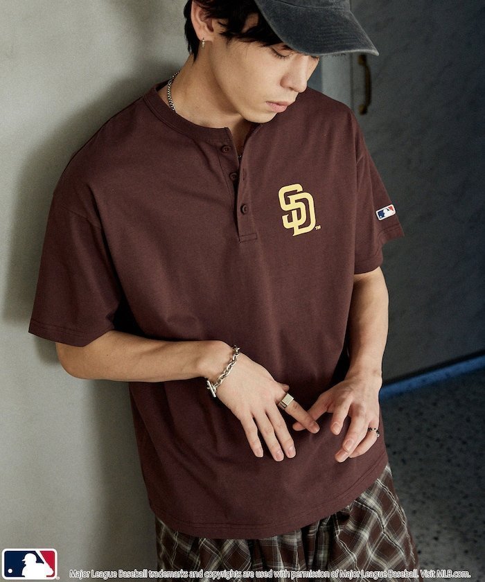 【フリークスストア/FREAK'S STORE】の機能性素材 別注 MLB ロゴプリント ヘンリーネック オーバーサイズ Tシャツ 限定展開 インテリア・キッズ・メンズ・レディースファッション・服の通販 founy(ファウニー) 　ファッション　Fashion　レディースファッション　Fashion for Women　トップス・カットソー　Cut & Sew Tops　シャツ・ブラウス・オフィスカジュアル　Elegant Blouses & Button-Ups　ロングTシャツ・Tシャツ　Longline T-Shirts & Tees　インナー　Innerwear　ヴィンテージ　Vintage Style　吸水　Absorbent, Quick-Dry　スポーツ　Sports, Activewear　トレンド　Trend, Trending Now　ドレス　Dress, One-Piece　ビッグ　Big, Oversized　フロント　Front, Front Design　プリント　Print, Printed Pattern　別注　Limited Edition, Custom Order　メンズ　Men's, Menswear　ユニセックス　Unisex, Genderless　リラックス　Relax, Relaxed Fit　ルーズ　Loose, Oversized　S/S・春夏　SS, Spring/Summer, Warm Season　夏　Summer　エレガント 上品　Elegant　2026年　2026　2026春夏・S/S　Spring/Summer 2026 SS26　ブラウン|ID: prp329100004983958 ipo3291000000037335154