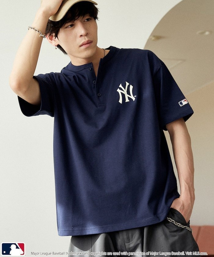 【フリークスストア/FREAK'S STORE】の機能性素材 別注 MLB ロゴプリント ヘンリーネック オーバーサイズ Tシャツ 限定展開 インテリア・キッズ・メンズ・レディースファッション・服の通販 founy(ファウニー) 　ファッション　Fashion　レディースファッション　Fashion for Women　トップス・カットソー　Cut & Sew Tops　シャツ・ブラウス・オフィスカジュアル　Elegant Blouses & Button-Ups　ロングTシャツ・Tシャツ　Longline T-Shirts & Tees　インナー　Innerwear　ヴィンテージ　Vintage Style　吸水　Absorbent, Quick-Dry　スポーツ　Sports, Activewear　トレンド　Trend, Trending Now　ドレス　Dress, One-Piece　ビッグ　Big, Oversized　フロント　Front, Front Design　プリント　Print, Printed Pattern　別注　Limited Edition, Custom Order　メンズ　Men's, Menswear　ユニセックス　Unisex, Genderless　リラックス　Relax, Relaxed Fit　ルーズ　Loose, Oversized　S/S・春夏　SS, Spring/Summer, Warm Season　夏　Summer　エレガント 上品　Elegant　2026年　2026　2026春夏・S/S　Spring/Summer 2026 SS26　ネイビー|ID: prp329100004983958 ipo3291000000037335155