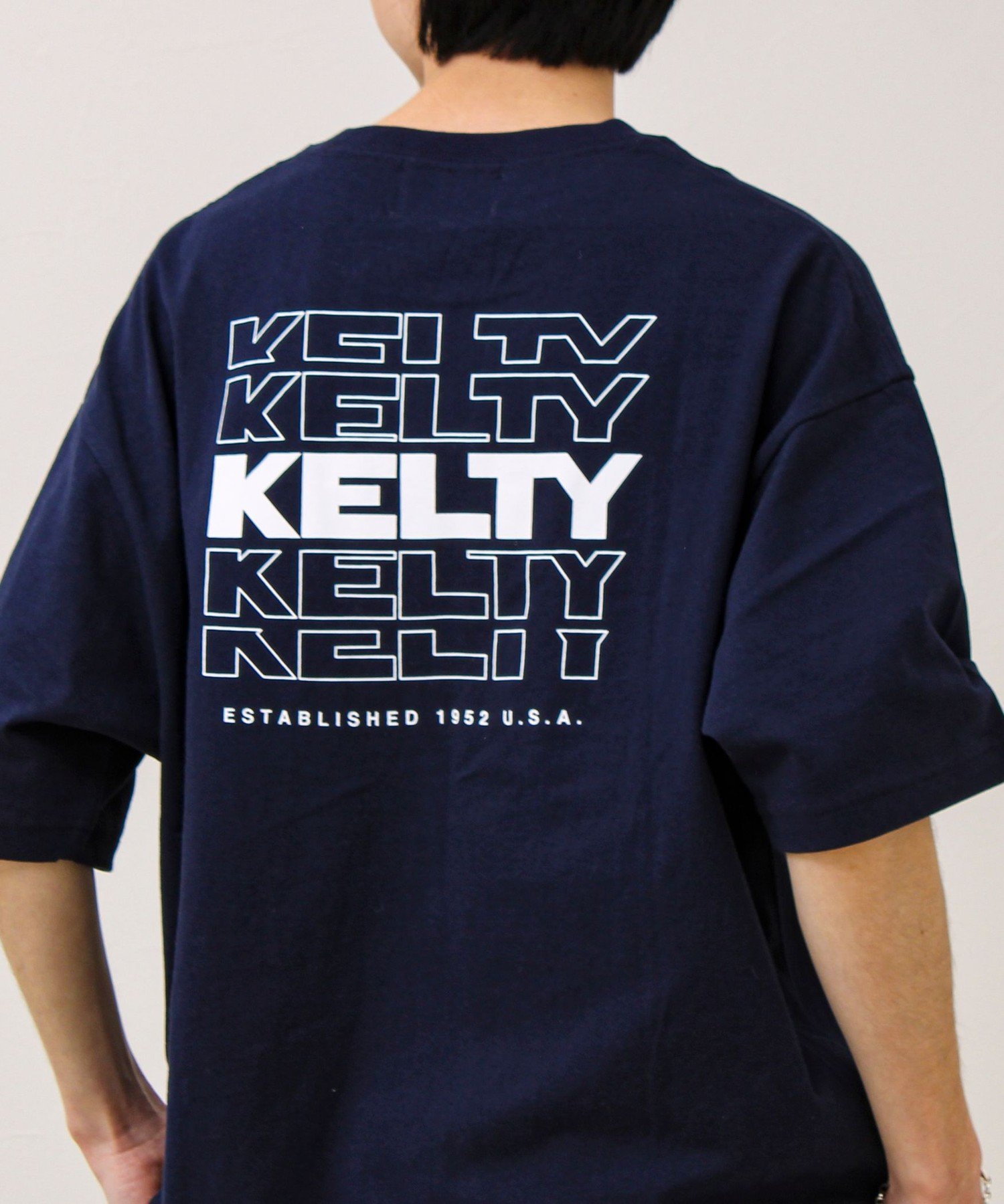 【フレディアンドグロスター/FREDY&GLOSTER / MEN】の【KELTY×GLOSTER】別注 バックタイポロゴT インテリア・キッズ・メンズ・レディースファッション・服の通販 founy(ファウニー) 　ファッション　Fashion　メンズファッション　Fashion for Men　アウトドア　Outdoor Clothing　インナー　Innerwear　クラシカル　Classical, Vintage-Inspired　シンプル　Simple, Minimal　スニーカー　Sneakers, Trainers　スポーツ　Sports, Activewear　スラックス　Slacks, Dress Pants　デニム　Denim, Jeans Material　定番　Standard, Basic Item　バランス　Balance, Style Balance　フレンチ　French, French Style　フロント　Front, Front Design　プリント　Print, Printed Pattern　別注　Limited Edition, Custom Order　ワンポイント　One Point, Statement Accent　おすすめ　Recommended / Our Picks　2026年　2026　2026春夏・S/S　Spring/Summer 2026 SS26　ネイビー|ID: prp329100004984013 ipo3291000000037335376