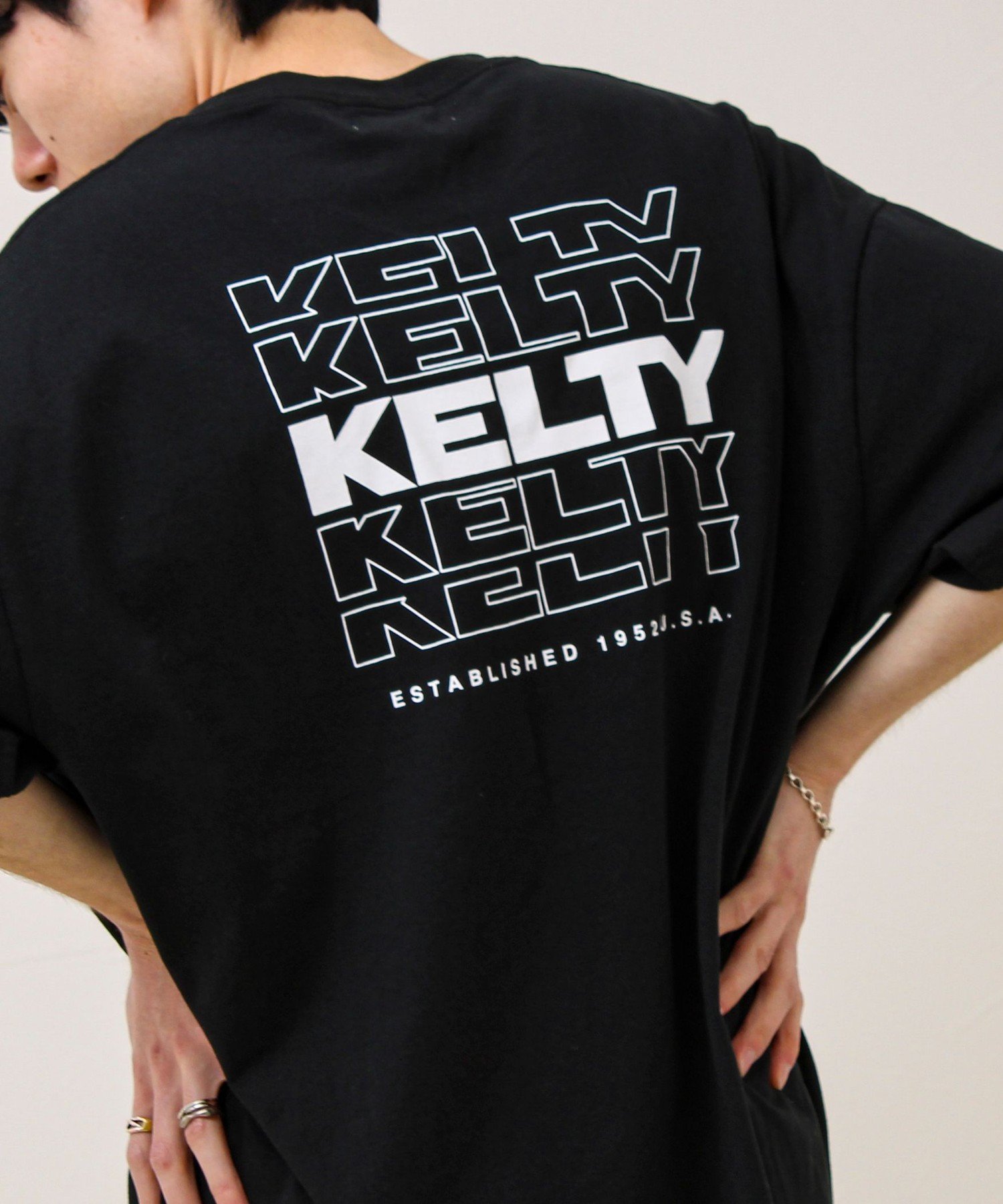 【フレディアンドグロスター/FREDY&GLOSTER / MEN】の【KELTY×GLOSTER】別注 バックタイポロゴT インテリア・キッズ・メンズ・レディースファッション・服の通販 founy(ファウニー) 　ファッション　Fashion　メンズファッション　Fashion for Men　アウトドア　Outdoor Clothing　インナー　Innerwear　クラシカル　Classical, Vintage-Inspired　シンプル　Simple, Minimal　スニーカー　Sneakers, Trainers　スポーツ　Sports, Activewear　スラックス　Slacks, Dress Pants　デニム　Denim, Jeans Material　定番　Standard, Basic Item　バランス　Balance, Style Balance　フレンチ　French, French Style　フロント　Front, Front Design　プリント　Print, Printed Pattern　別注　Limited Edition, Custom Order　ワンポイント　One Point, Statement Accent　おすすめ　Recommended / Our Picks　2026年　2026　2026春夏・S/S　Spring/Summer 2026 SS26　ブラック|ID: prp329100004984013 ipo3291000000037335378