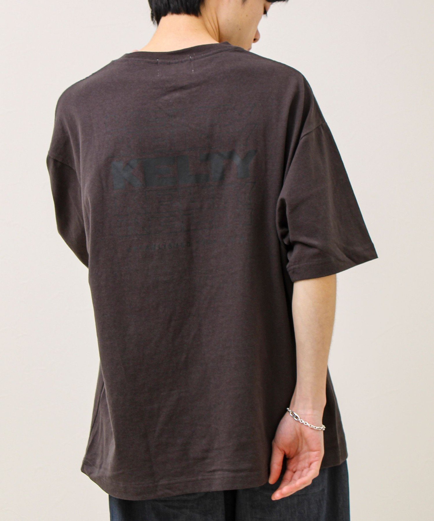 【フレディアンドグロスター/FREDY&GLOSTER / MEN】の【KELTY×GLOSTER】別注 バックタイポロゴT インテリア・キッズ・メンズ・レディースファッション・服の通販 founy(ファウニー) 　ファッション　Fashion　メンズファッション　Fashion for Men　アウトドア　Outdoor Clothing　インナー　Innerwear　クラシカル　Classical, Vintage-Inspired　シンプル　Simple, Minimal　スニーカー　Sneakers, Trainers　スポーツ　Sports, Activewear　スラックス　Slacks, Dress Pants　デニム　Denim, Jeans Material　定番　Standard, Basic Item　バランス　Balance, Style Balance　フレンチ　French, French Style　フロント　Front, Front Design　プリント　Print, Printed Pattern　別注　Limited Edition, Custom Order　ワンポイント　One Point, Statement Accent　おすすめ　Recommended / Our Picks　2026年　2026　2026春夏・S/S　Spring/Summer 2026 SS26　チャコールグレー|ID: prp329100004984013 ipo3291000000037335379