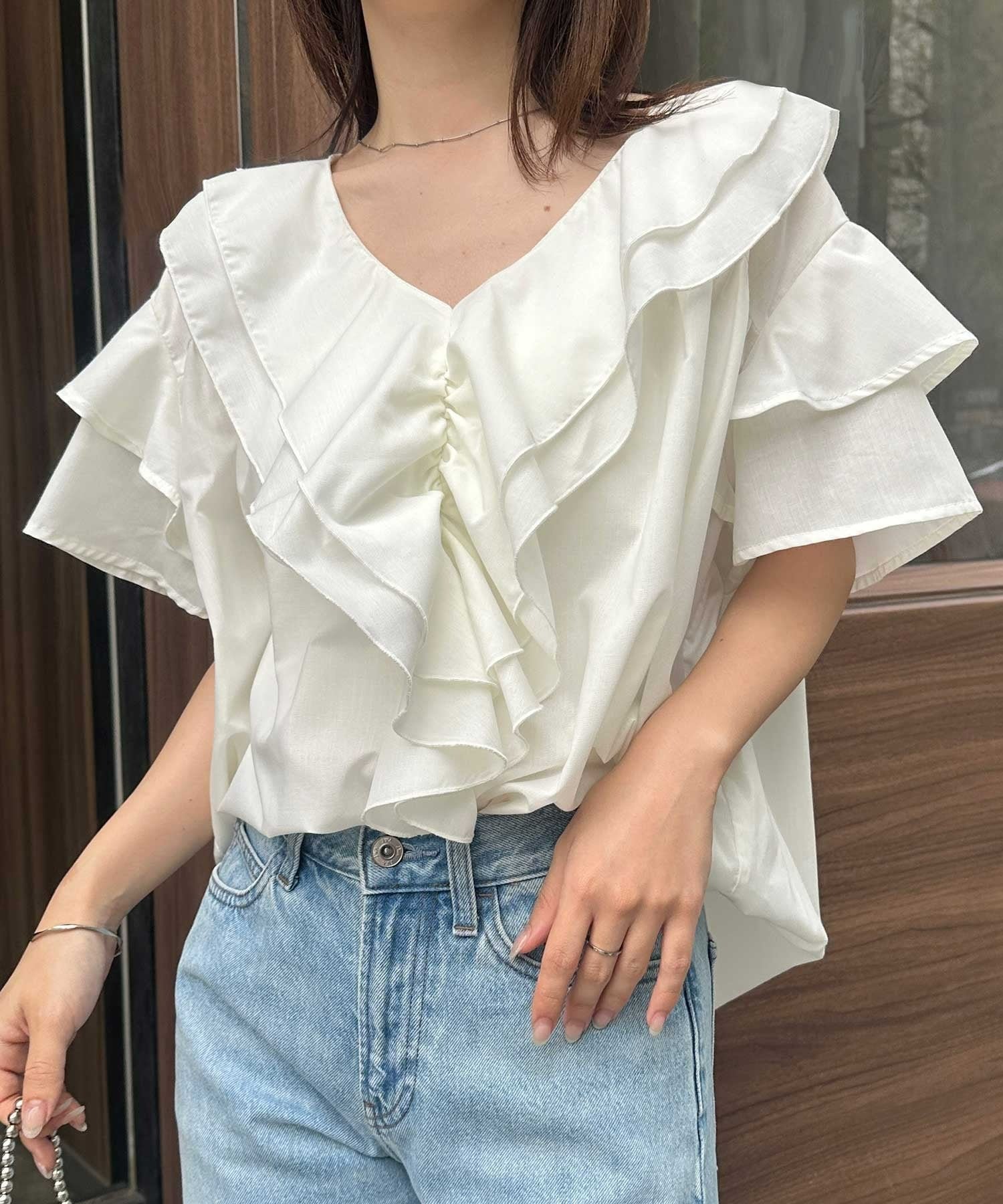 【ラナン/Ranan】のRanan/ビッグカラーフリルハーフスリーブブラウス インテリア・キッズ・メンズ・レディースファッション・服の通販 founy(ファウニー) 　ファッション　Fashion　レディースファッション　Fashion for Women　トップス・カットソー　Cut & Sew Tops　シャツ・ブラウス・オフィスカジュアル　Elegant Blouses & Button-Ups　ギャザー　Gathered, Ruffled　スキニー　Skinny, Slim Fit　ダウン　Down, Puffer　チュニック　Tunic, Long Top　デコルテ　Décolleté, Neckline　デニム　Denim, Jeans Material　トレンド　Trend, Trending Now　フリル　Frill, Ruffle　ポケット　Pocket, Pocket Detail　ラッフル　Ruffle, Frill　レギンス　Leggings, Stretch Pants　ワイド　Wide, Wide Fit　再入荷　Restock / Back in Stock　おすすめ　Recommended / Our Picks　ビジネス 仕事 通勤　Business / Work / Commuting　ホワイト|ID: prp329100004984124 ipo3291000000037337150