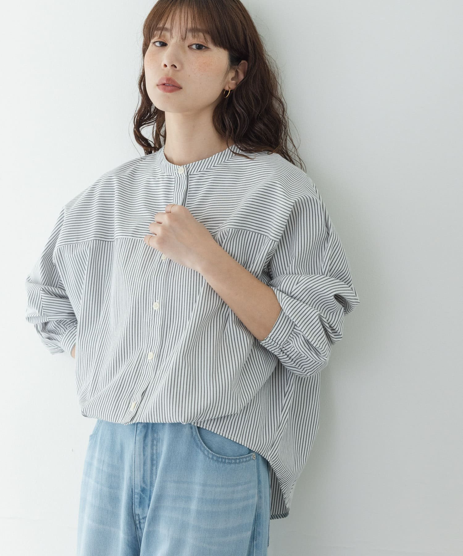 【サニーレーベル/Sonny Label / URBAN RESEARCH】の『WEB限定』フロントタックバンドカラーシャツ インテリア・キッズ・メンズ・レディースファッション・服の通販 founy(ファウニー) 　ファッション　Fashion　レディースファッション　Fashion for Women　トップス・カットソー　Cut & Sew Tops　シャツ・ブラウス・オフィスカジュアル　Elegant Blouses & Button-Ups　2026年　2026　2026春夏・S/S　Spring/Summer 2026 SS26　おすすめ　Recommended / Our Picks　バランス　Balance, Style Balance　ワイド　Wide, Wide Fit　夏　Summer　S/S・春夏　SS, Spring/Summer, Warm Season　ホワイト系その他|ID: prp329100004984266 ipo3291000000037338009