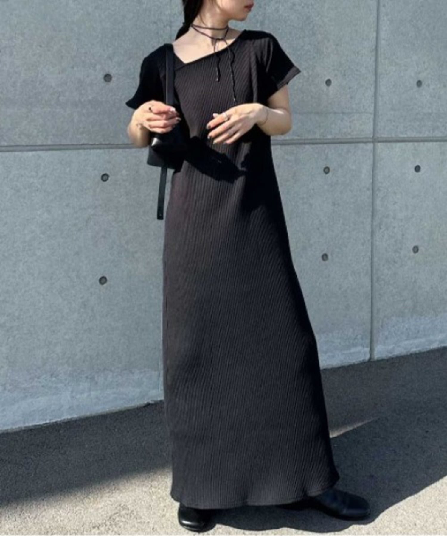 【ラナン/Ranan】のRanan/アシメネックハーフスリーブリブワンピース インテリア・キッズ・メンズ・レディースファッション・服の通販 founy(ファウニー) 　ファッション　Fashion　レディースファッション　Fashion for Women　ワンピース　Dresses　カットソー　Cut and Sewn Top　スニーカー　Sneakers, Trainers　スリット　Slit, Slit Detail　デコルテ　Décolleté, Neckline　長袖　Long Sleeve, Full Sleeve　フィット　Fit, Slim Fit　ポケット　Pocket, Pocket Detail　リラックス　Relax, Relaxed Fit　ロング　Long, Long-Length　楽ちん　Easy Fit, Comfortable　再入荷　Restock / Back in Stock　おすすめ　Recommended / Our Picks　夏　Summer　2026年　2026　2026春夏・S/S　Spring/Summer 2026 SS26　ブラック|ID: prp329100004984441 ipo3291000000037338826