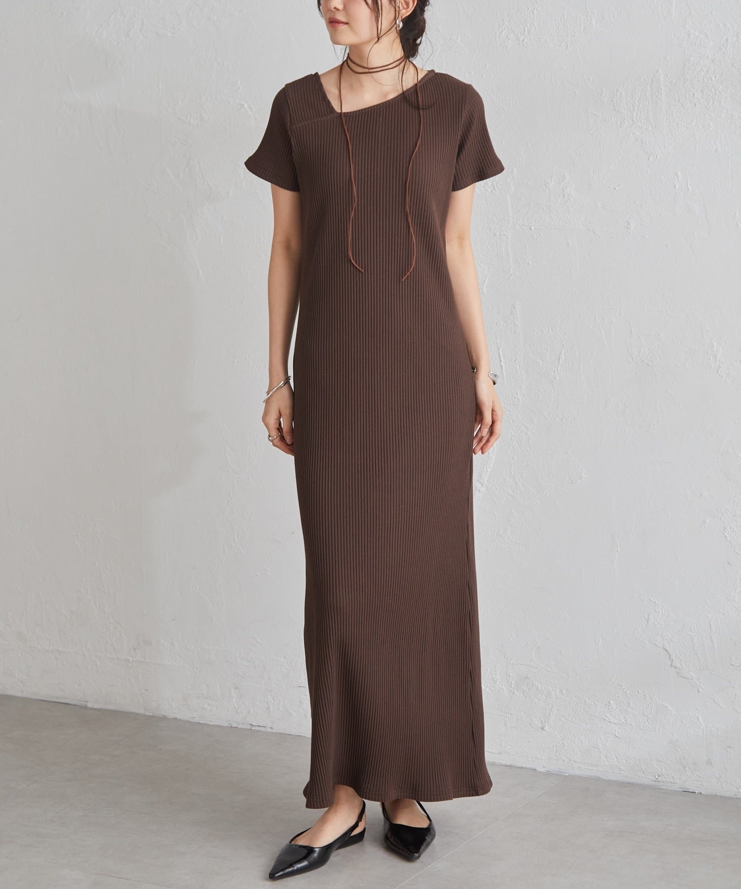 【ラナン/Ranan】のRanan/アシメネックハーフスリーブリブワンピース インテリア・キッズ・メンズ・レディースファッション・服の通販 founy(ファウニー) 　ファッション　Fashion　レディースファッション　Fashion for Women　ワンピース　Dresses　カットソー　Cut and Sewn Top　スニーカー　Sneakers, Trainers　スリット　Slit, Slit Detail　デコルテ　Décolleté, Neckline　長袖　Long Sleeve, Full Sleeve　フィット　Fit, Slim Fit　ポケット　Pocket, Pocket Detail　リラックス　Relax, Relaxed Fit　ロング　Long, Long-Length　楽ちん　Easy Fit, Comfortable　再入荷　Restock / Back in Stock　おすすめ　Recommended / Our Picks　夏　Summer　2026年　2026　2026春夏・S/S　Spring/Summer 2026 SS26　ダークブラウン|ID: prp329100004984441 ipo3291000000037338828
