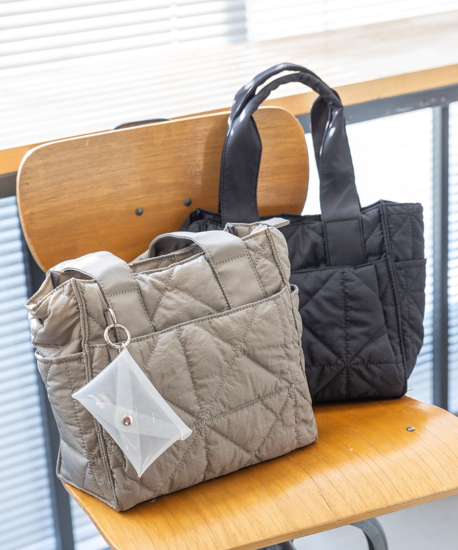 【グローバルワーク/GLOBAL WORK】の推しごとキルティング2WAYトート/286268 インテリア・キッズ・メンズ・レディースファッション・服の通販 founy(ファウニー) 　ファッション　Fashion　レディースファッション　Fashion for Women　バッグ　Bags　キルティング　Quilted, Quilting　ショルダー　Shoulder, Shoulder Strap　チャーム　Charm, Pendant　ポケット　Pocket, Pocket Detail　リップ　Lip, Lip Motif　軽量　Lightweight, Ultra Light　ビジネス 仕事 通勤　Business / Work / Commuting　カーキ78|ID: prp329100004984475 ipo3291000000037367788