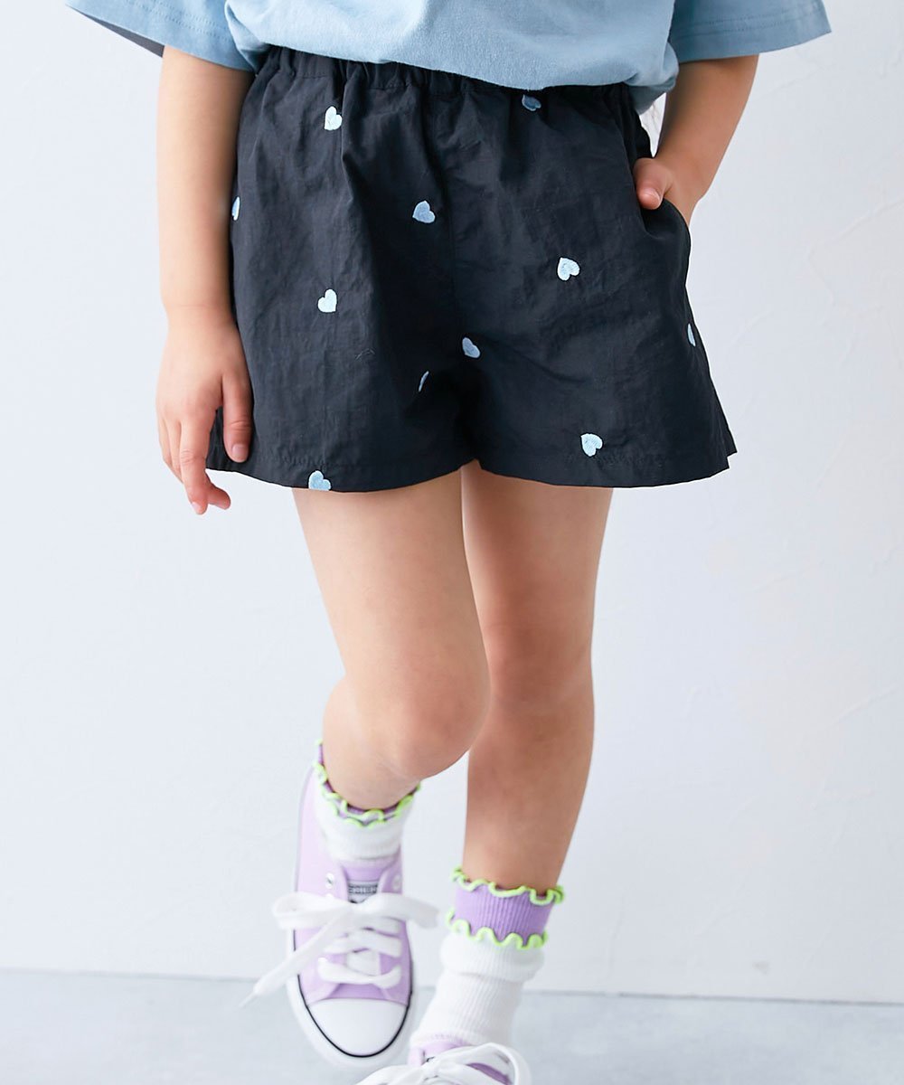 【デビロック/devirock / KIDS】の【水はじく】撥水ナイロン ハート総柄 ショートパンツ 子供服 キッズ 女の子 26SS インテリア・キッズ・メンズ・レディースファッション・服の通販 founy(ファウニー) 　ファッション　Fashion　キッズファッション　Fashion for Kids　ボトムス　Bottoms　アウトドア　Outdoor Clothing　ショート　Short, Short Length　スニーカー　Sneakers, Trainers　フリル　Frill, Ruffle　2026年　2026　2026春夏・S/S　Spring/Summer 2026 SS26　ブラック|ID: prp329100004984623 ipo3291000000037398537