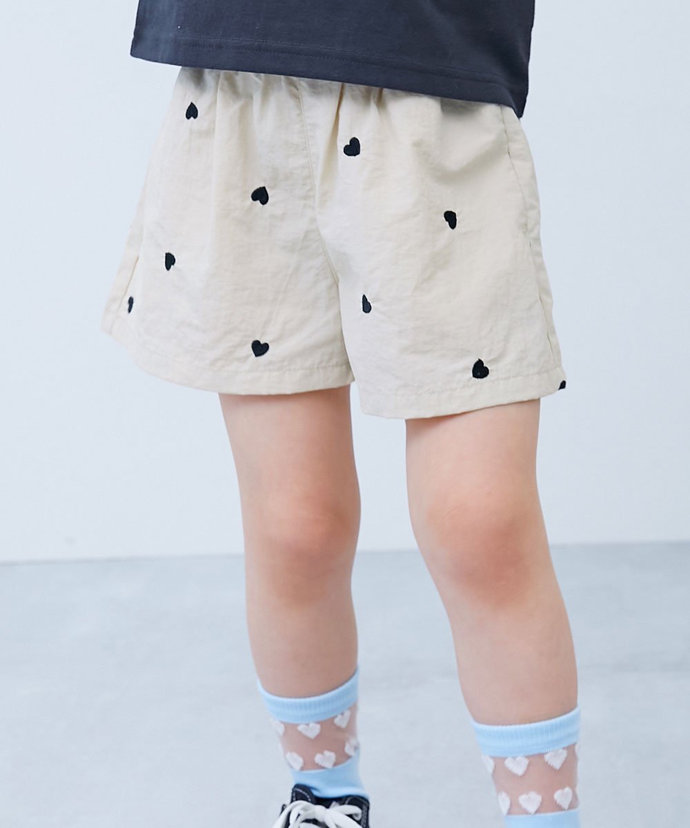 【デビロック/devirock / KIDS】の【水はじく】撥水ナイロン ハート総柄 ショートパンツ 子供服 キッズ 女の子 26SS インテリア・キッズ・メンズ・レディースファッション・服の通販 founy(ファウニー) 　ファッション　Fashion　キッズファッション　Fashion for Kids　ボトムス　Bottoms　アウトドア　Outdoor Clothing　ショート　Short, Short Length　スニーカー　Sneakers, Trainers　フリル　Frill, Ruffle　2026年　2026　2026春夏・S/S　Spring/Summer 2026 SS26　アイボリー|ID: prp329100004984623 ipo3291000000037398538