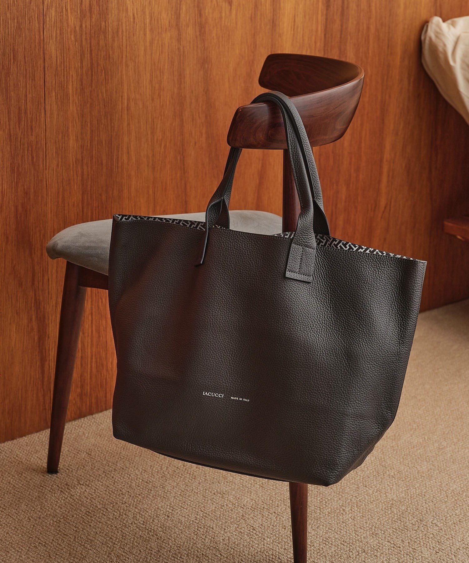 【イアクッチ/IACUCCI】のオペラ L CERVO/STAMPA INTERNA インテリア・キッズ・メンズ・レディースファッション・服の通販 founy(ファウニー) 　ファッション　Fashion　レディースファッション　Fashion for Women　春　Spring　コレクション　Collection, Seasonal Line　軽量　Lightweight, Ultra Light　シンプル　Simple, Minimal　ビッグ　Big, Oversized　フォルム　Silhouette, Form　プリント　Print, Printed Pattern　レオパード　Leopard, Animal Print　A/W・秋冬　Autumn/Winter　S/S・春夏　SS, Spring/Summer, Warm Season　おすすめ　Recommended / Our Picks　夏　Summer　旅行　Travel　エレガント 上品　Elegant　ビジネス 仕事 通勤　Business / Work / Commuting　2025年　2025　2025-2026秋冬・A/W　Autumn/Winter 2025–26 AW25–26　チャコールグレー|ID: prp329100004984813 ipo3291000000037340901