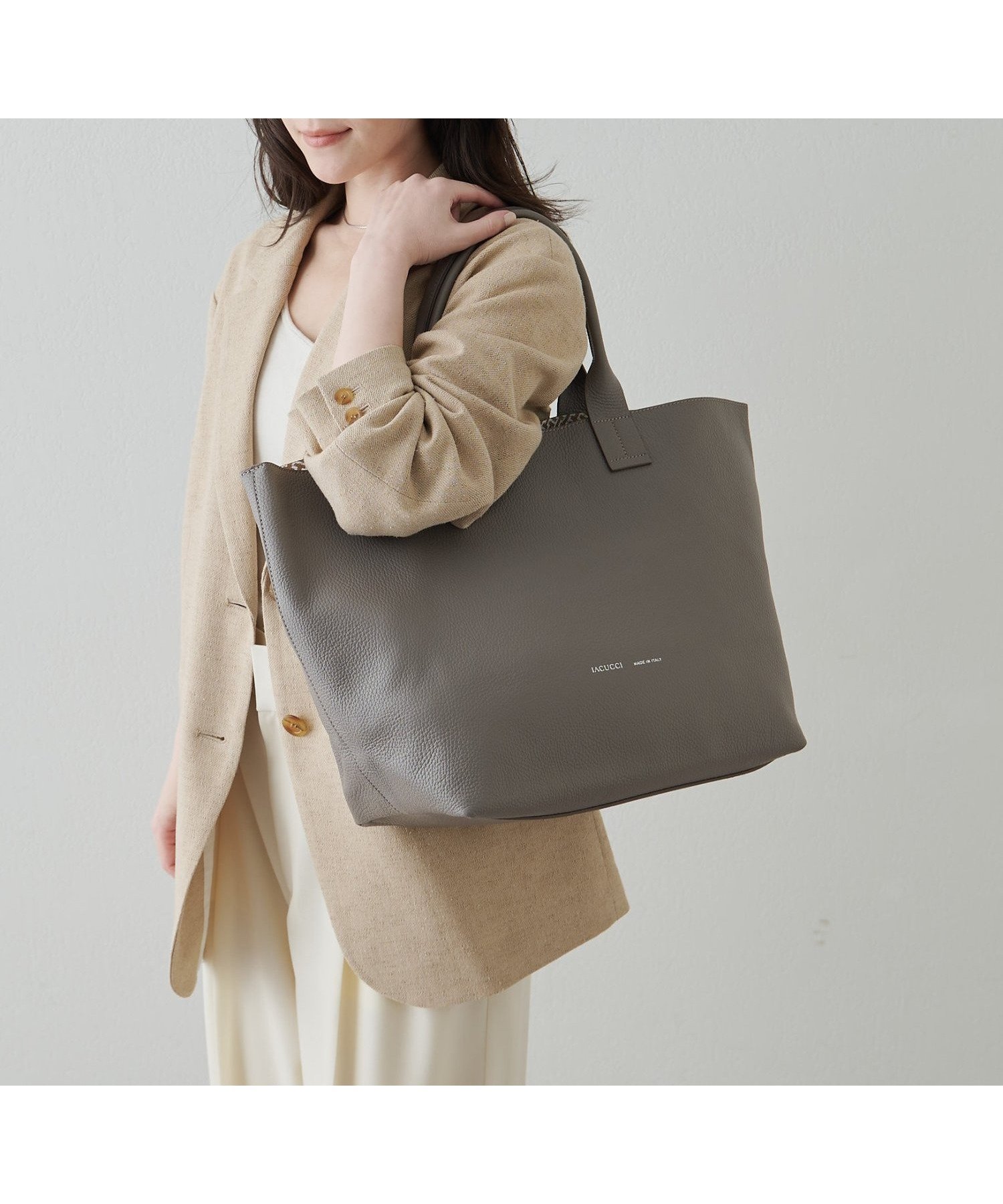【イアクッチ/IACUCCI】のオペラ L CERVO/STAMPA INTERNA インテリア・キッズ・メンズ・レディースファッション・服の通販 founy(ファウニー) 　ファッション　Fashion　レディースファッション　Fashion for Women　春　Spring　コレクション　Collection, Seasonal Line　軽量　Lightweight, Ultra Light　シンプル　Simple, Minimal　ビッグ　Big, Oversized　フォルム　Silhouette, Form　プリント　Print, Printed Pattern　レオパード　Leopard, Animal Print　A/W・秋冬　Autumn/Winter　S/S・春夏　SS, Spring/Summer, Warm Season　おすすめ　Recommended / Our Picks　夏　Summer　旅行　Travel　エレガント 上品　Elegant　ビジネス 仕事 通勤　Business / Work / Commuting　2025年　2025　2025-2026秋冬・A/W　Autumn/Winter 2025–26 AW25–26　グレー|ID: prp329100004984813 ipo3291000000037340906