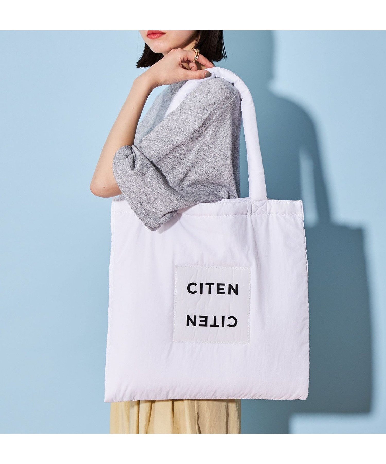 【シテン/CITEN】のパデッド クリア ロゴ トートバッグ インテリア・キッズ・メンズ・レディースファッション・服の通販 founy(ファウニー) 　ファッション　Fashion　レディースファッション　Fashion for Women　バッグ　Bags　人気　Popular, Best Seller　フィット　Fit, Slim Fit　プリント　Print, Printed Pattern　ポケット　Pocket, Pocket Detail　A/W・秋冬　Autumn/Winter　ビジネス 仕事 通勤　Business / Work / Commuting　WHITE|ID: prp329100004984823 ipo3291000000037340936