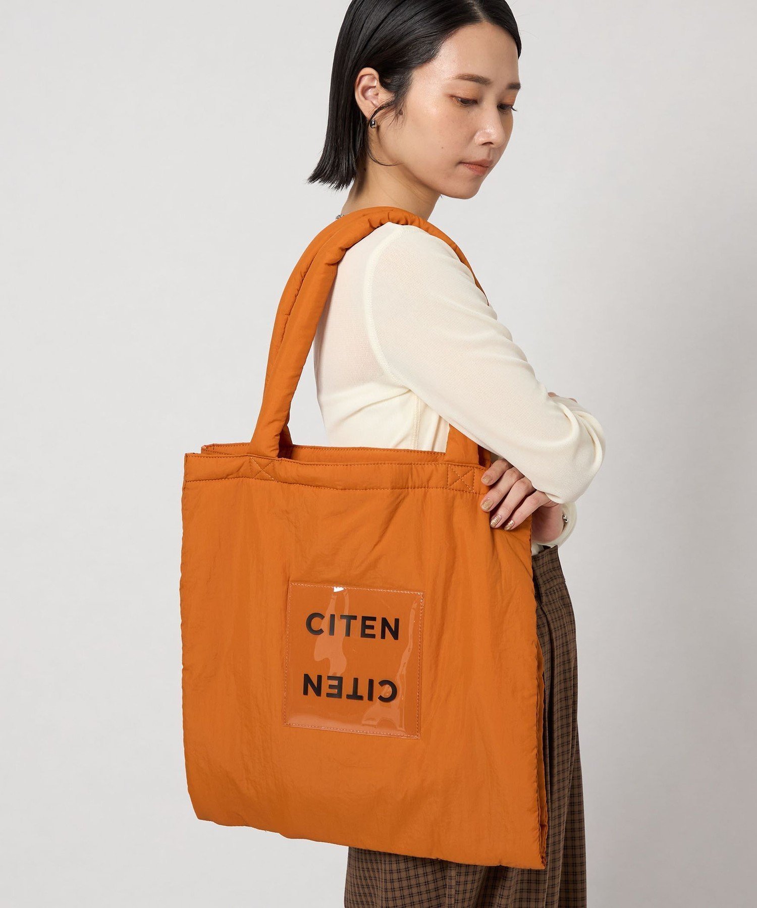 【シテン/CITEN】のパデッド クリア ロゴ トートバッグ インテリア・キッズ・メンズ・レディースファッション・服の通販 founy(ファウニー) 　ファッション　Fashion　レディースファッション　Fashion for Women　バッグ　Bags　人気　Popular, Best Seller　フィット　Fit, Slim Fit　プリント　Print, Printed Pattern　ポケット　Pocket, Pocket Detail　A/W・秋冬　Autumn/Winter　ビジネス 仕事 通勤　Business / Work / Commuting　ORANGE|ID: prp329100004984823 ipo3291000000037340943