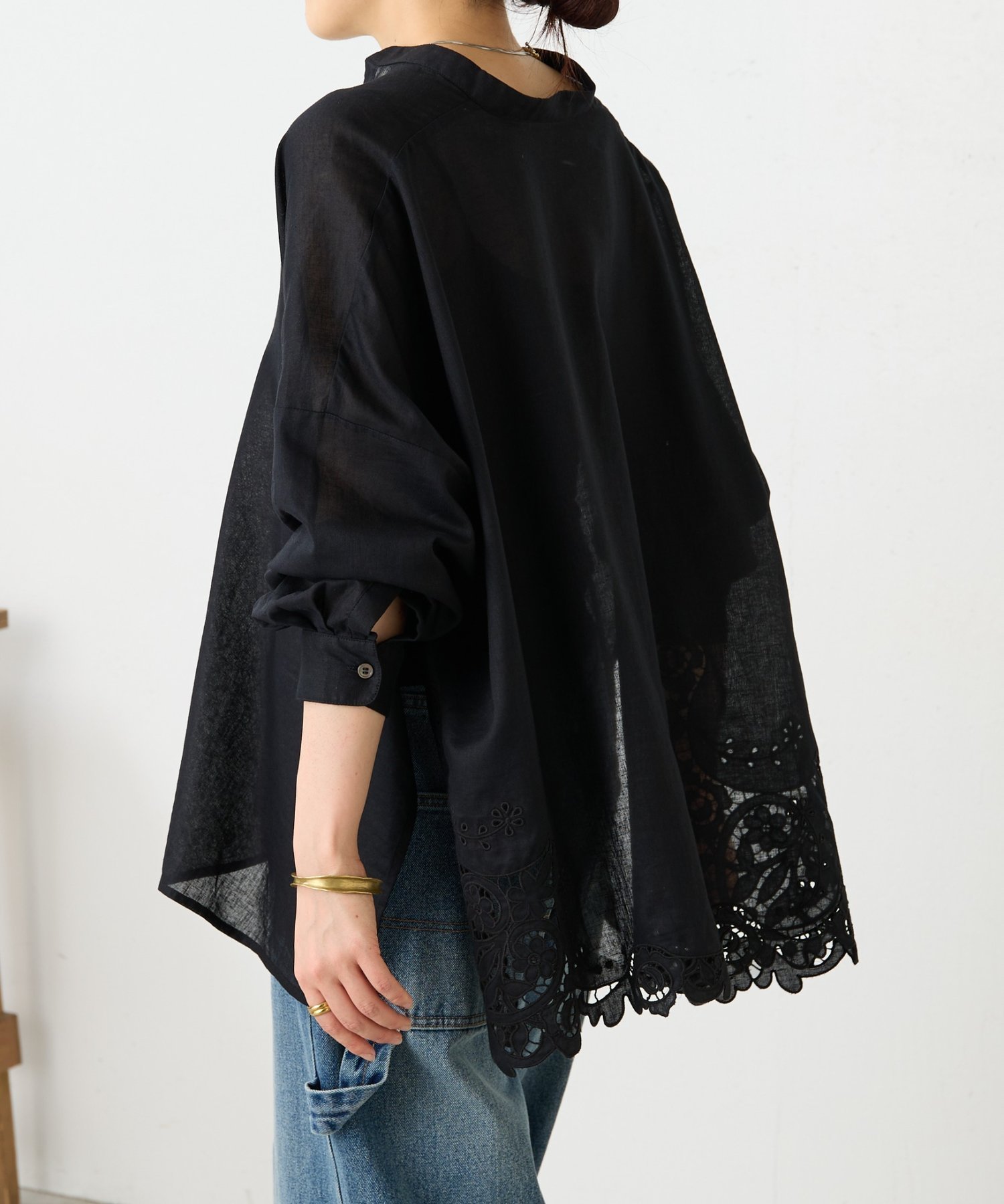 【ビアズリー/BEARDSLEY】の裾カットワークシャツ インテリア・キッズ・メンズ・レディースファッション・服の通販 founy(ファウニー) 　ファッション　Fashion　レディースファッション　Fashion for Women　トップス・カットソー　Cut & Sew Tops　シャツ・ブラウス・オフィスカジュアル　Elegant Blouses & Button-Ups　ショルダー　Shoulder, Shoulder Strap　スキッパー　Skipper, Open Collar　スリット　Slit, Slit Detail　チュニック　Tunic, Long Top　ドロップ　Drop Shoulder, Dropped Style　再入荷　Restock / Back in Stock　ブラック|ID: prp329100004984934 ipo3291000000037341544