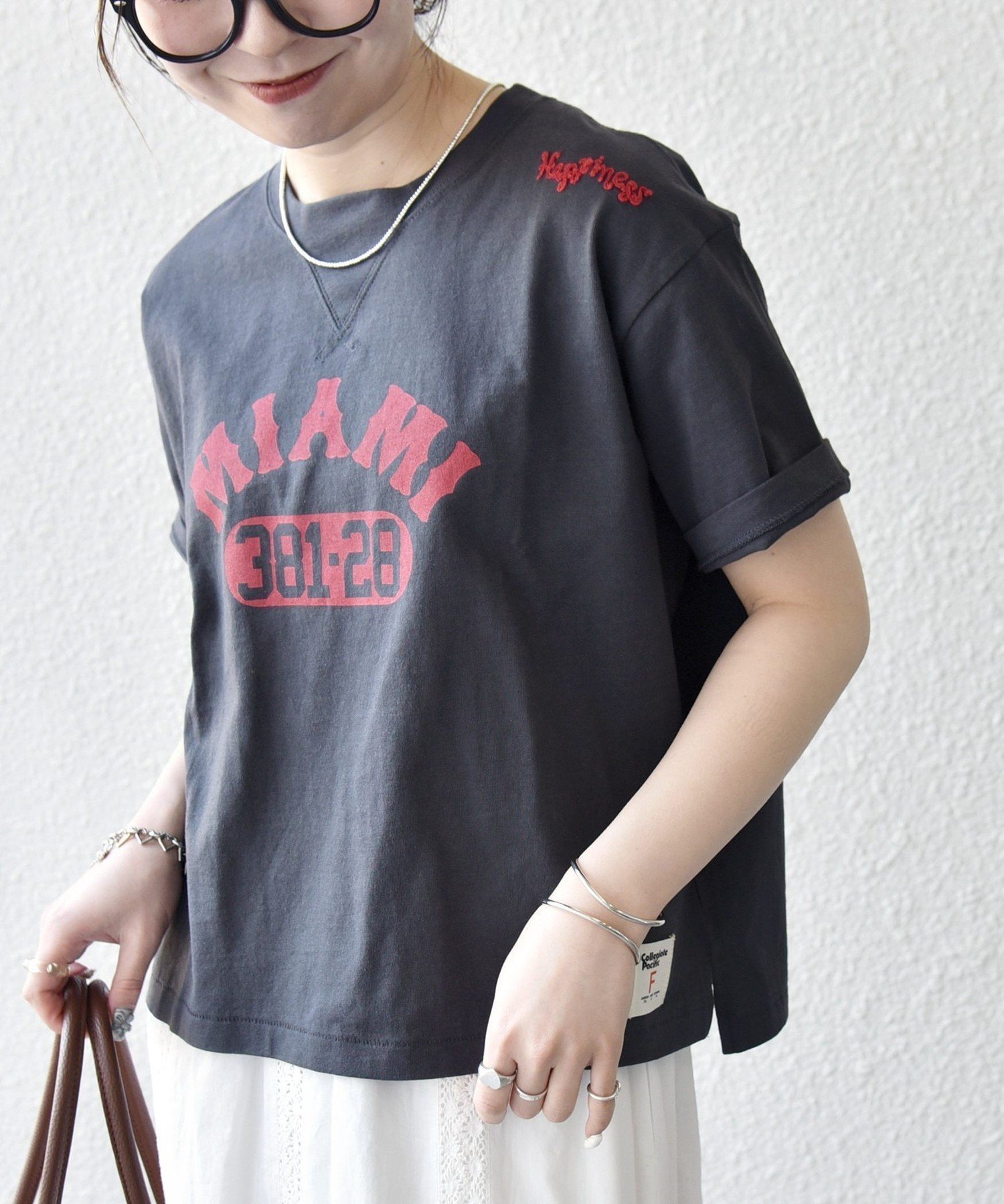 【シップス/SHIPS】の【SHIPS any別注】Collegiate Pacific 洗濯機可能 V ガゼット プリント 刺繍 Tシャツ インテリア・キッズ・メンズ・レディースファッション・服の通販 founy(ファウニー) 　ファッション　Fashion　レディースファッション　Fashion for Women　トップス・カットソー　Cut & Sew Tops　シャツ・ブラウス・オフィスカジュアル　Elegant Blouses & Button-Ups　ロングTシャツ・Tシャツ　Longline T-Shirts & Tees　ヴィンテージ　Vintage Style　キャラクター　Character, Licensed Characters　今季　This Season, Current Season　定番　Standard, Basic Item　猫　Cat, Kitty　フェルト　Felt, Felt Fabric　プリント　Print, Printed Pattern　別注　Limited Edition, Custom Order　モチーフ　Motif, Design Theme　2026年　2026　2026春夏・S/S　Spring/Summer 2026 SS26　チャコールグレー|ID: prp329100004984951 ipo3291000000037341643