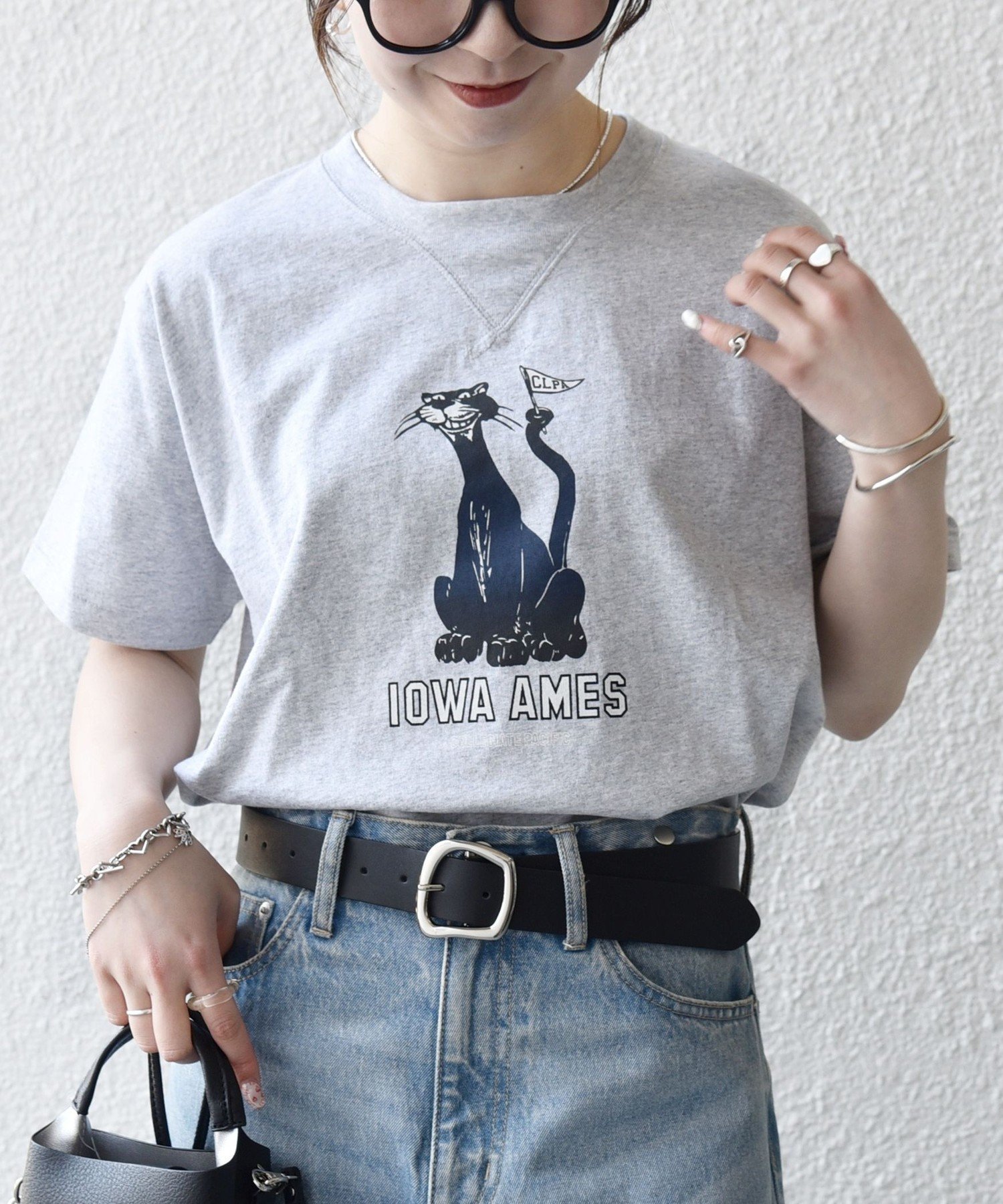 【シップス/SHIPS】の【SHIPS any別注】Collegiate Pacific 洗濯機可能 V ガゼット プリント 刺繍 Tシャツ インテリア・キッズ・メンズ・レディースファッション・服の通販 founy(ファウニー) 　ファッション　Fashion　レディースファッション　Fashion for Women　トップス・カットソー　Cut & Sew Tops　シャツ・ブラウス・オフィスカジュアル　Elegant Blouses & Button-Ups　ロングTシャツ・Tシャツ　Longline T-Shirts & Tees　ヴィンテージ　Vintage Style　キャラクター　Character, Licensed Characters　今季　This Season, Current Season　定番　Standard, Basic Item　猫　Cat, Kitty　フェルト　Felt, Felt Fabric　プリント　Print, Printed Pattern　別注　Limited Edition, Custom Order　モチーフ　Motif, Design Theme　2026年　2026　2026春夏・S/S　Spring/Summer 2026 SS26　ライトグレー|ID: prp329100004984951 ipo3291000000037341645
