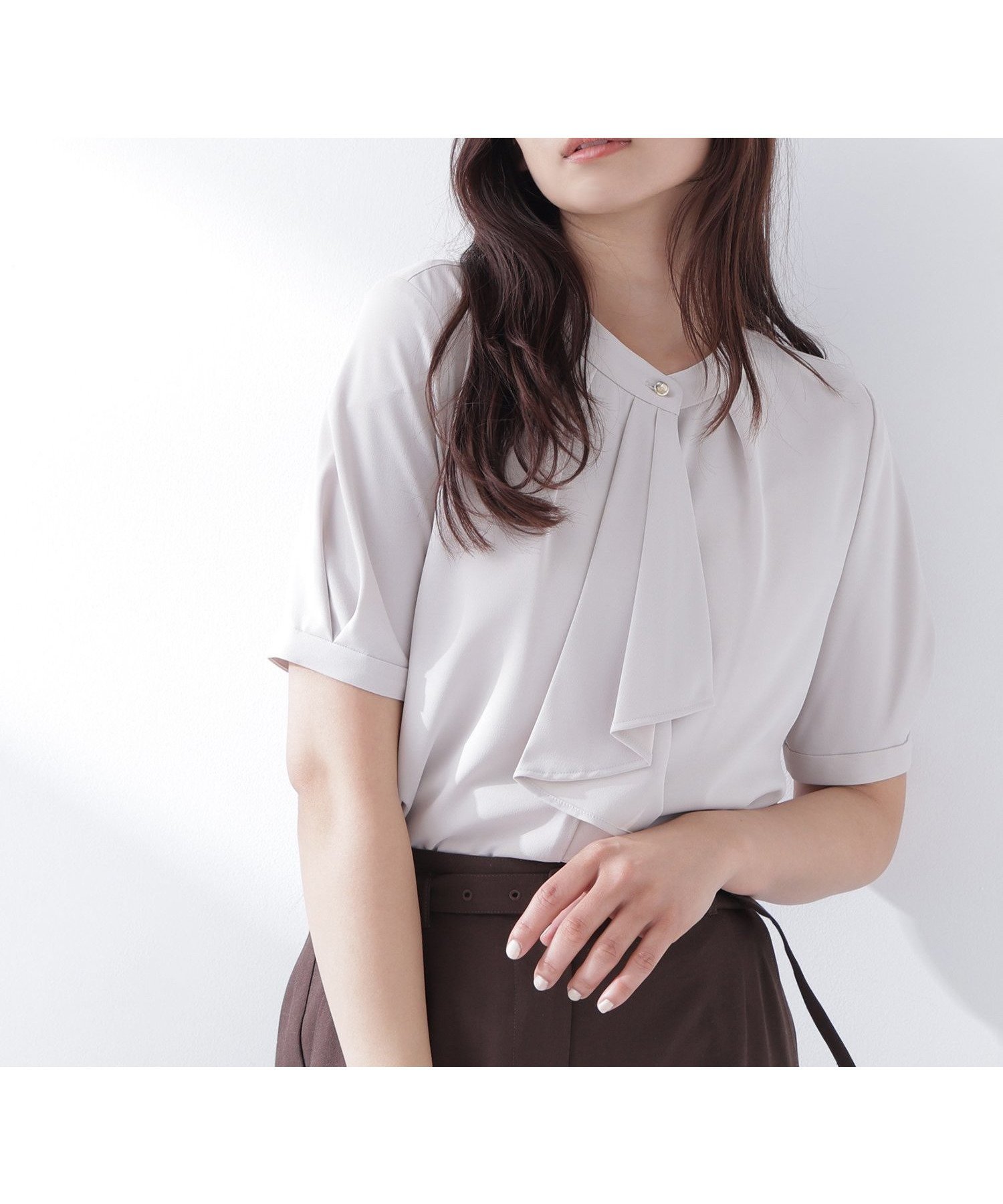 【ナチュラル ビューティー ベーシック/NATURAL BEAUTY BASIC】のラッフルボウタイブラウス半袖 インテリア・キッズ・メンズ・レディースファッション・服の通販 founy(ファウニー) 　ファッション　Fashion　レディースファッション　Fashion for Women　トップス・カットソー　Cut & Sew Tops　シャツ・ブラウス・オフィスカジュアル　Elegant Blouses & Button-Ups　コンパクト　Compact, Small Size　ジャケット　Jacket, Outerwear　ラッフル　Ruffle, Frill　人気　Popular, Best Seller　半袖　Short Sleeve, Half Sleeve　定番　Standard, Basic Item　ベージュ|ID: prp329100004984989 ipo3291000000037341868