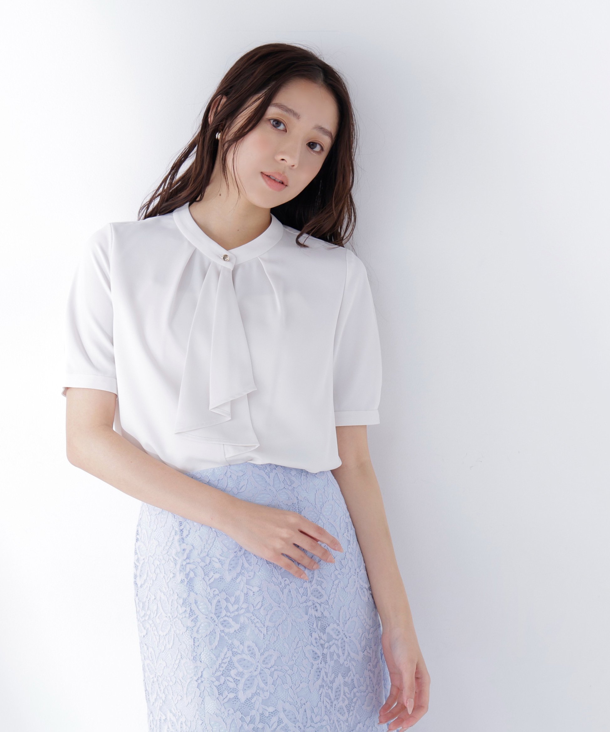 【ナチュラル ビューティー ベーシック/NATURAL BEAUTY BASIC】のラッフルボウタイブラウス半袖 インテリア・キッズ・メンズ・レディースファッション・服の通販 founy(ファウニー) 　ファッション　Fashion　レディースファッション　Fashion for Women　トップス・カットソー　Cut & Sew Tops　シャツ・ブラウス・オフィスカジュアル　Elegant Blouses & Button-Ups　コンパクト　Compact, Small Size　ジャケット　Jacket, Outerwear　ラッフル　Ruffle, Frill　人気　Popular, Best Seller　半袖　Short Sleeve, Half Sleeve　定番　Standard, Basic Item　オフホワイト1|ID: prp329100004984989 ipo3291000000037341869