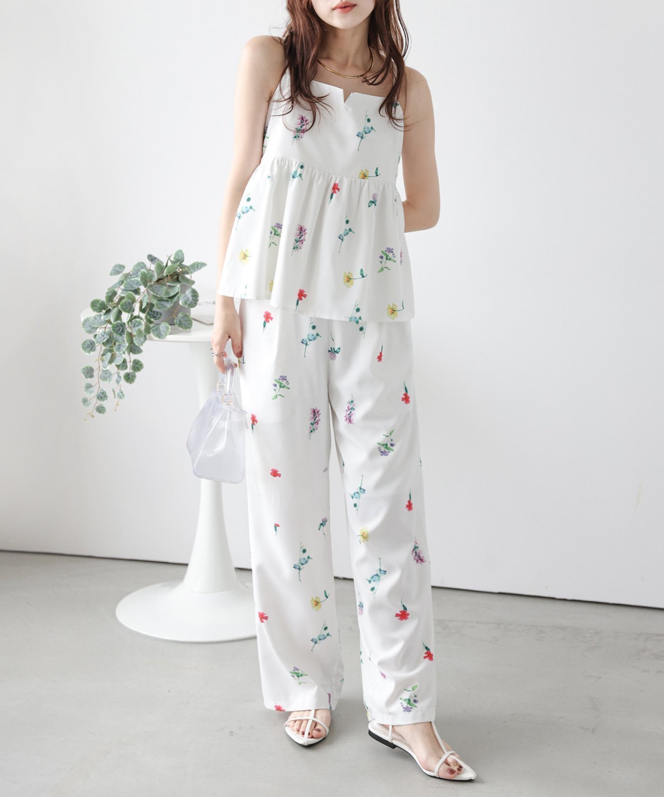 【ラジュール/Lajour】のフラワープリント ペプラムキャミ セットアップ インテリア・キッズ・メンズ・レディースファッション・服の通販 founy(ファウニー) 　ファッション　Fashion　レディースファッション　Fashion for Women　トップス・カットソー　Cut & Sew Tops　キャミソール&ノースリーブ　Camisoles & Sleeveless Tops　花柄・フラワープリント・モチーフ　Floral Prints & Motifs / Flower Pattern Tops　キャミソール　Camisole, Spaghetti Strap Top　セットアップ　Set-Up, Coordinated Outfit　バランス　Balance, Style Balance　フェミニン　Feminine, Girly　フラワー　Flower, Floral　プリント　Print, Printed Pattern　ペプラム　Peplum, Flared Hem　リゾート　Resort, Vacation Style　リラックス　Relax, Relaxed Fit　ワイド　Wide, Wide Fit　エレガント 上品　Elegant　切替　Switching, Contrast Panel　夏　Summer　ホワイト|ID: prp329100004985038 ipo3291000000037342154