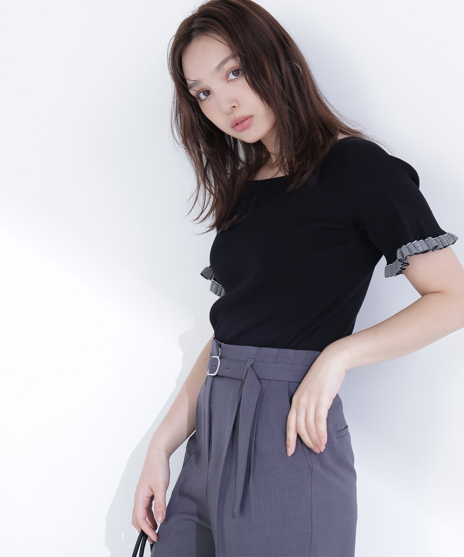 【ナチュラル ビューティー ベーシック/NATURAL BEAUTY BASIC】のボーダーフリルスリーブニット インテリア・キッズ・メンズ・レディースファッション・服の通販 founy(ファウニー) 　ファッション　Fashion　レディースファッション　Fashion for Women　トップス・カットソー　Cut & Sew Tops　ニット　Knit Tops & Sweaters　シンプル　Simple, Minimal　スクエア　Square, Square Shape　デコルテ　Décolleté, Neckline　フリル　Frill, Ruffle　ボーダー　Border, Stripe　エレガント 上品　Elegant　ブラック×オフ2|ID: prp329100004985106 ipo3291000000037342494