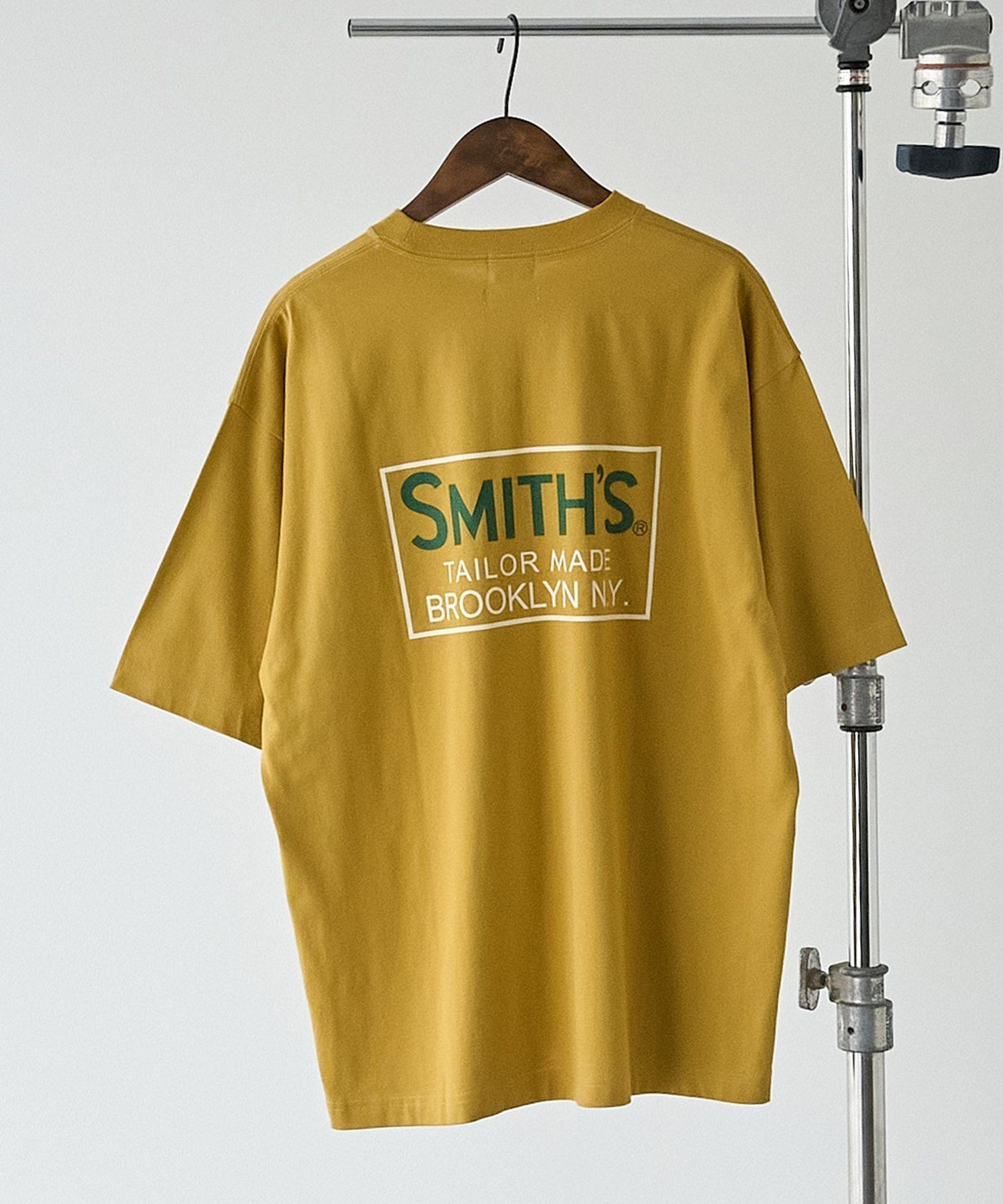 【コーエン/COEN】のSMITH S(スミス)別注ポケットプリントTシャツ インテリア・キッズ・メンズ・レディースファッション・服の通販 founy(ファウニー) 　ファッション　Fashion　レディースファッション　Fashion for Women　トップス・カットソー　Cut & Sew Tops　シャツ・ブラウス・オフィスカジュアル　Elegant Blouses & Button-Ups　ロングTシャツ・Tシャツ　Longline T-Shirts & Tees　アメリカン　American Style　インナー　Innerwear　春　Spring　スウェット / スエット　Sweatshirt, Sweatwear　ニューヨーク　New York, NYC Style　人気　Popular, Best Seller　バランス　Balance, Style Balance　フロント　Front, Front Design　プリント　Print, Printed Pattern　ベーシック　Basic, Essential　ポケット　Pocket, Pocket Detail　別注　Limited Edition, Custom Order　ワーク　Workwear, Utility Style　2026年　2026　2026春夏・S/S　Spring/Summer 2026 SS26　MUSTARD|ID: prp329100004985117 ipo3291000000037342553