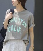 【ジャーナルスタンダード レリューム/JOURNAL STANDARD relume】の《追加 》別注【THE DAY ON THE BEACH】カットオフTシャツ 大人の最旬トレンドファッション＆コーディネート founy(ファウニー) ファッション Fashion レディースファッション Fashion for Women トップス・カットソー Cut & Sew Tops シャツ・ブラウス・オフィスカジュアル Elegant Blouses & Button-Ups ロングTシャツ・Tシャツ Longline T-Shirts & Tees カットオフ Cut-Off Design カリフォルニア California, Cali Style グラフィック Graphic, Graphic Design コレクション Collection, Seasonal Line 今季 This Season, Current Season シンプル Simple, Minimal ビーチ Beach, Seaside 別注 Limited Edition, Custom Order モダン Modern, Contemporary リラックス Relax, Relaxed Fit A/W・秋冬 Autumn/Winter 2026年 2026 2026春夏・S/S Spring/Summer 2026 SS26 thumbnail グレーB|ID: prp329100004985123 ipo3291000000037342611