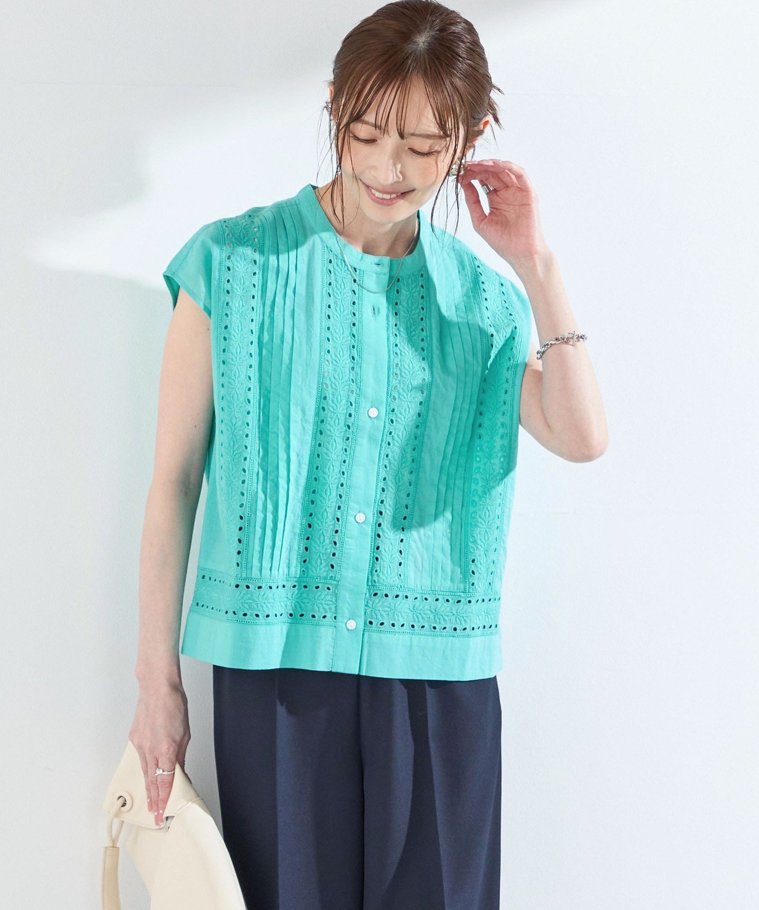 【シップス/SHIPS】のSHIPS Colors 手洗い可能 エンブロイダリー レース フレンチスリーブ シャツ インテリア・キッズ・メンズ・レディースファッション・服の通販 founy(ファウニー) 　ファッション　Fashion　レディースファッション　Fashion for Women　トップス・カットソー　Cut & Sew Tops　シャツ・ブラウス・オフィスカジュアル　Elegant Blouses & Button-Ups　インド　Indian Textile　エンブロイダリー　Embroidery Design　シンプル　Simple, Minimal　スラックス　Slacks, Dress Pants　スリーブ　Sleeve, Long Sleeve / Short Sleeve　タイトスカート　Pencil Skirt, Tight Skirt　デニム　Denim, Jeans Material　フレンチ　French, French Style　フロント　Front, Front Design　メンズ　Men's, Menswear　レース　Lace, Lace Fabric　アウトレット　Outlet / Clearance　夏　Summer　ビジネス 仕事 通勤　Business / Work / Commuting　2026年　2026　2026春夏・S/S　Spring/Summer 2026 SS26　ライトブルー|ID: prp329100004985128 ipo3291000000037366439