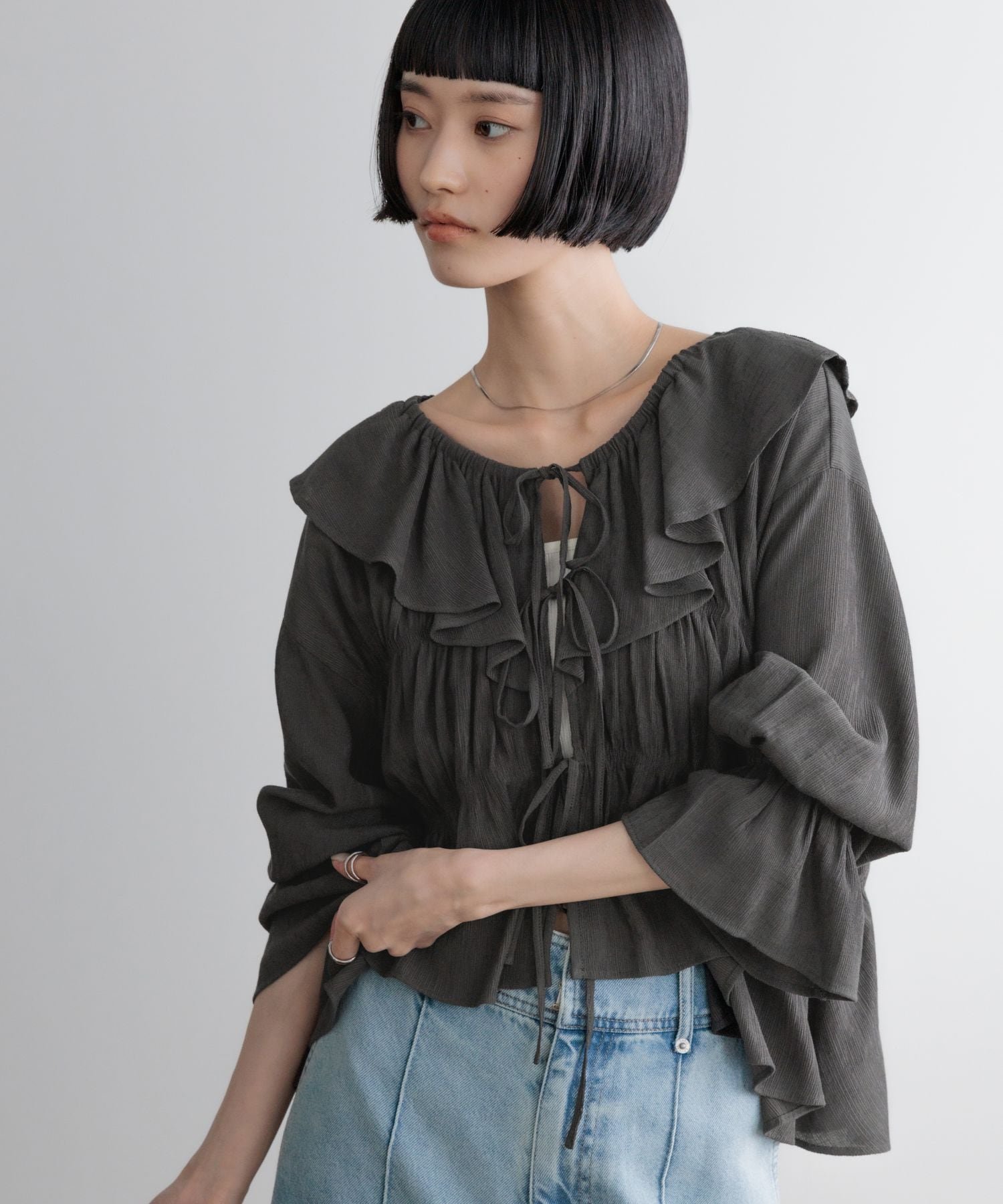 【ローリーズファーム/LOWRYS FARM】のシャーリングフリルブラウス6S インテリア・キッズ・メンズ・レディースファッション・服の通販 founy(ファウニー) 　ファッション　Fashion　レディースファッション　Fashion for Women　トップス・カットソー　Cut & Sew Tops　シャツ・ブラウス・オフィスカジュアル　Elegant Blouses & Button-Ups　おすすめ　Recommended / Our Picks　シャーリング　Shirring, Ruched　デニム　Denim, Jeans Material　フィット　Fit, Slim Fit　フリル　Frill, Ruffle　ボトム　Bottoms, Lower Wear　人気　Popular, Best Seller　夏　Summer　グレー19|ID: prp329100004985136 ipo3291000000037388750