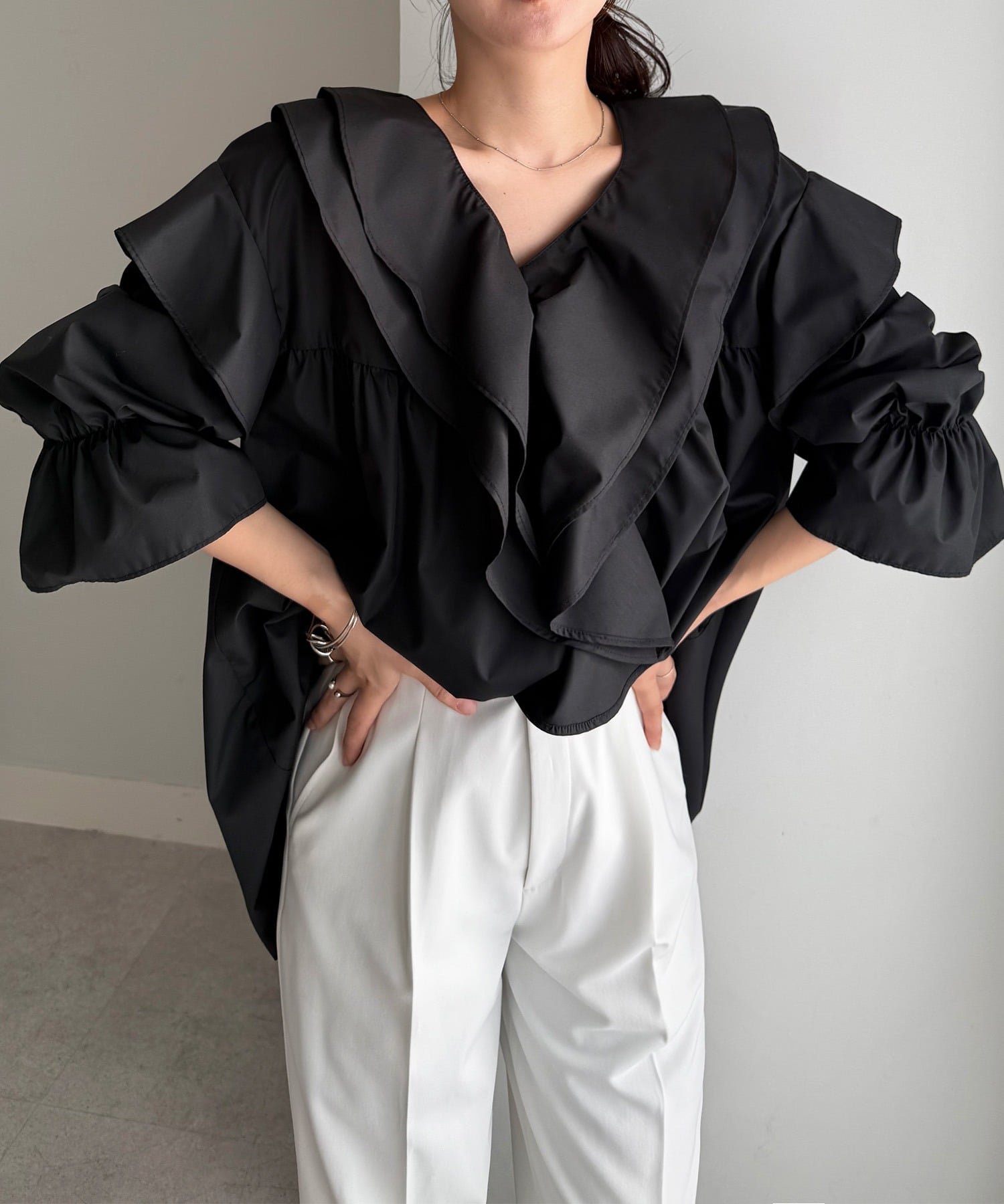 【ラナン/Ranan】のRanan/ビッグカラーフリルブラウス インテリア・キッズ・メンズ・レディースファッション・服の通販 founy(ファウニー) 　ファッション　Fashion　レディースファッション　Fashion for Women　トップス・カットソー　Cut & Sew Tops　シャツ・ブラウス・オフィスカジュアル　Elegant Blouses & Button-Ups　オケージョン　Occasion Wear　ギャザー　Gathered, Ruffled　今季　This Season, Current Season　ストライプ　Stripe, Striped Pattern　スラックス　Slacks, Dress Pants　スリーブ　Sleeve, Long Sleeve / Short Sleeve　スーツ　Suit, Formalwear　セットアップ　Set-Up, Coordinated Outfit　デコルテ　Décolleté, Neckline　デニム　Denim, Jeans Material　トレンド　Trend, Trending Now　フェミニン　Feminine, Girly　フリル　Frill, Ruffle　ポケット　Pocket, Pocket Detail　ワイド　Wide, Wide Fit　再入荷　Restock / Back in Stock　おすすめ　Recommended / Our Picks　セレモニー　Ceremony　ブラック|ID: prp329100004985139 ipo3291000000037342711