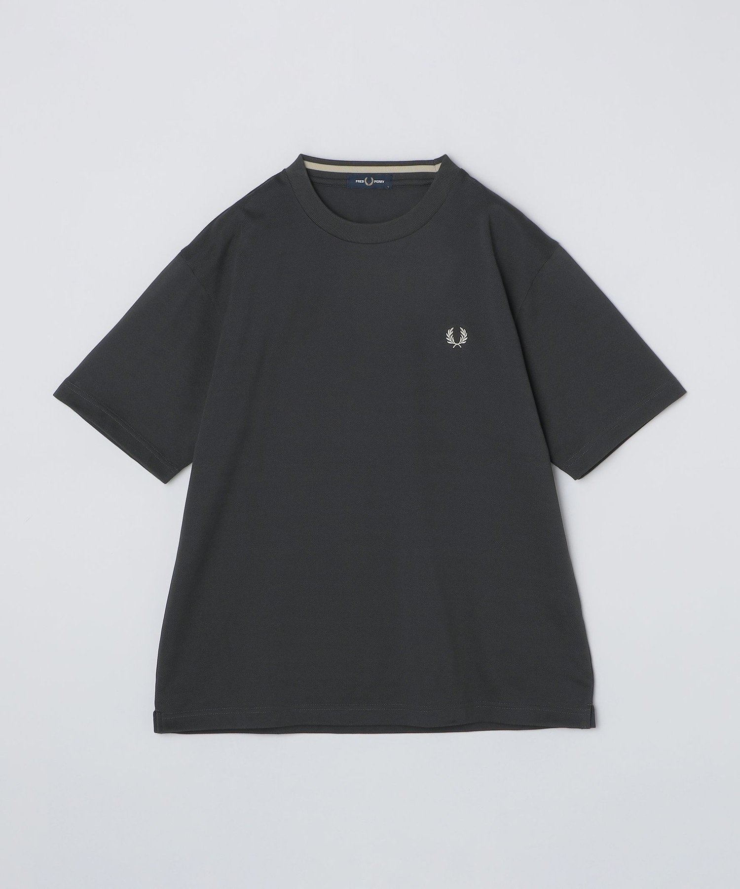 【シップス/SHIPS / MEN】の【SHIPS別注】FRED PERRY COOLMAX 鹿の子 ワンポイント ロゴ Tシャツ 25SS インテリア・キッズ・メンズ・レディースファッション・服の通販 founy(ファウニー) 　ファッション　Fashion　メンズファッション　Fashion for Men　インナー　Innerwear　吸水　Absorbent, Quick-Dry　鹿の子　Piqué, Kanoko Fabric　スタイリッシュ　Stylish, Fashionable　ベスト　Vest, Waistcoat　ポロシャツ　Polo Shirt, Collared Tee　別注　Limited Edition, Custom Order　ミックス　Mix, Mixed Style　ロンドン　London Style, British Inspired　ワンポイント　One Point, Statement Accent　エレガント 上品　Elegant　2025年　2025　2025春夏・S/S　Spring/Summer 2025 SS25　ダークグレー|ID: prp329100004985155 ipo3291000000037342794