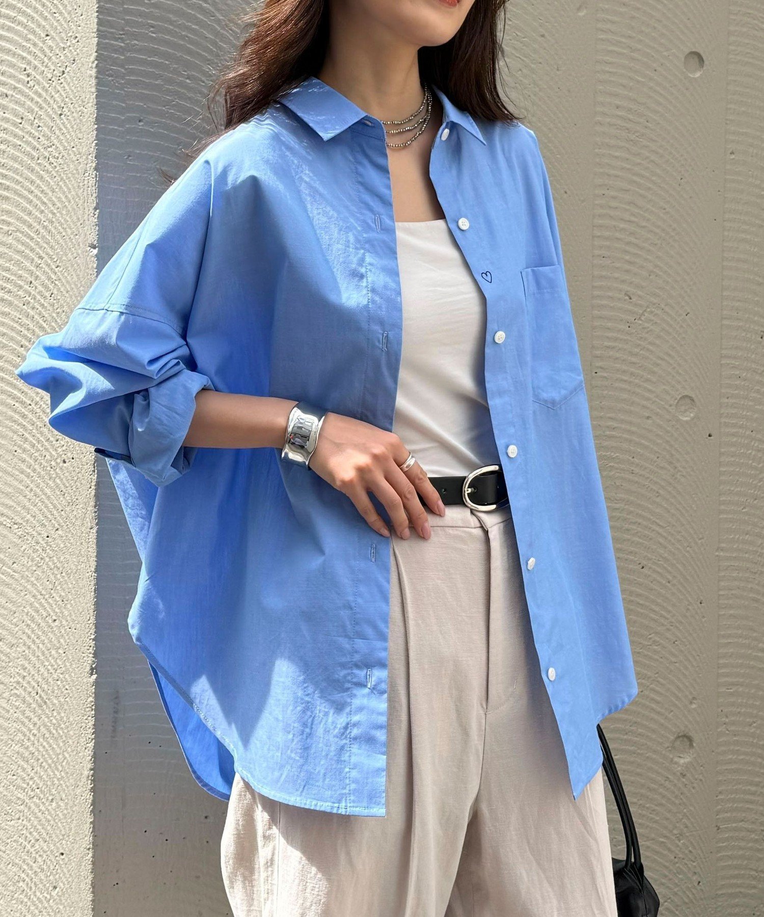 【フレディ&グロスター/FREDY&GLOSTER】の汗染み軽減加工COTTONオーバーシャツ インテリア・キッズ・メンズ・レディースファッション・服の通販 founy(ファウニー) 　ファッション　Fashion　レディースファッション　Fashion for Women　トップス・カットソー　Cut & Sew Tops　シャツ・ブラウス・オフィスカジュアル　Elegant Blouses & Button-Ups　2026年　2026　2026春夏・S/S　Spring/Summer 2026 SS26　おすすめ　Recommended / Our Picks　ブルゾン　Blouson, Bomber Jacket　ロング　Long, Long-Length　ワンポイント　One Point, Statement Accent　サックス|ID: prp329100004985448 ipo3291000000037344796