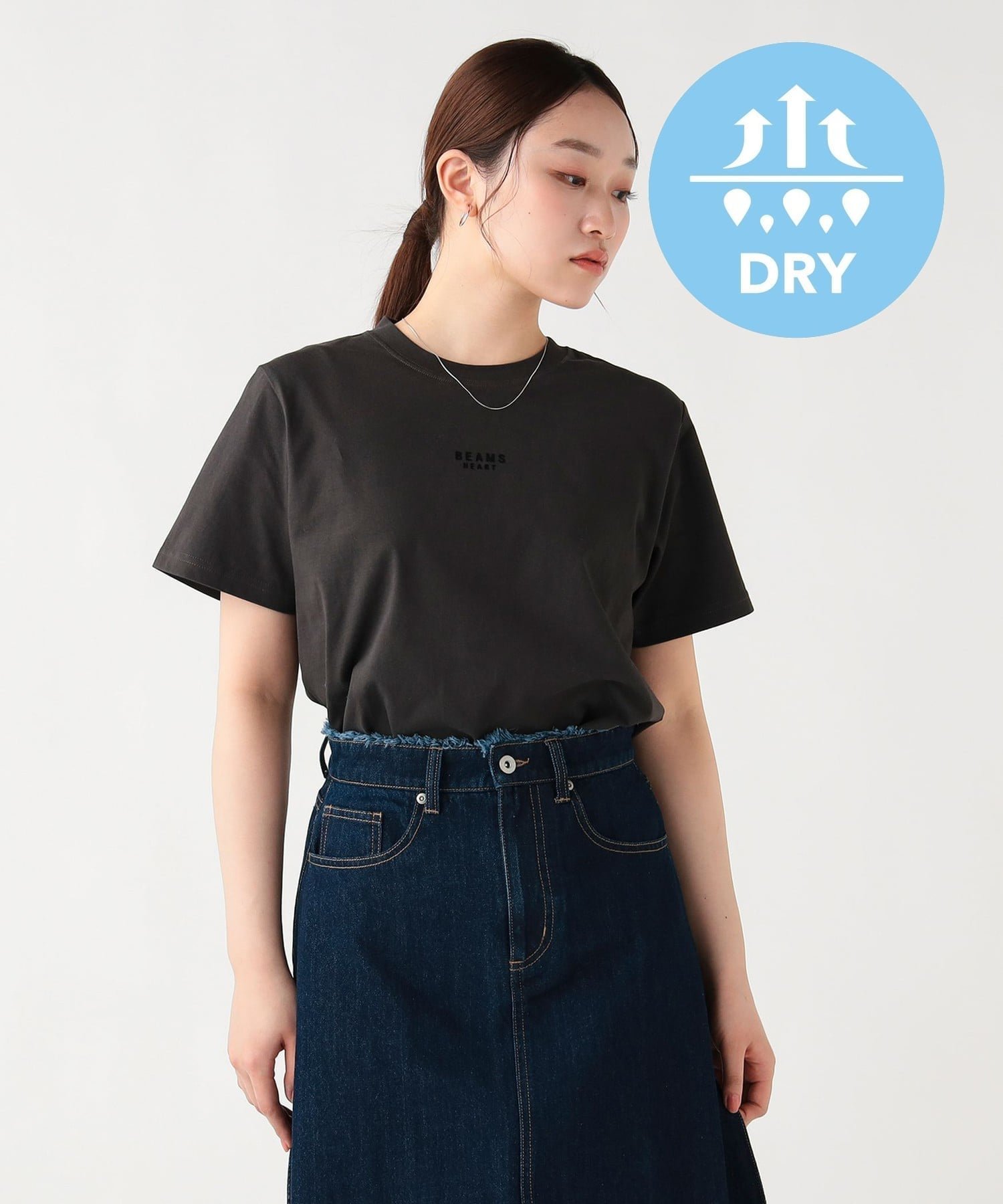【ビームス ハート/BEAMS HEART】の【洗濯可/ドライタッチ】BEAMS HEART Tシャツ 26SS レディース 半袖 カットソー ロゴ ロゴT 吸水速乾 インテリア・キッズ・メンズ・レディースファッション・服の通販 founy(ファウニー) 　ファッション　Fashion　レディースファッション　Fashion for Women　トップス・カットソー　Cut & Sew Tops　シャツ・ブラウス・オフィスカジュアル　Elegant Blouses & Button-Ups　ロングTシャツ・Tシャツ　Longline T-Shirts & Tees　カットソー・ベーシックTシャツ　Cut-and-Sewn Tops / Stretch Tees & Basics　アクセサリー　Fashion Accessories　カットソー　Cut and Sewn Top　吸水　Absorbent, Quick-Dry　シンプル　Simple, Minimal　デニム　Denim, Jeans Material　ネックレス　Necklace, Pendant Necklace　プリント　Print, Printed Pattern　半袖　Short Sleeve, Half Sleeve　リラックス　Relax, Relaxed Fit　エレガント 上品　Elegant　2026年　2026　2026春夏・S/S　Spring/Summer 2026 SS26　CHARCOAL GREY|ID: prp329100004985464 ipo3291000000037344954