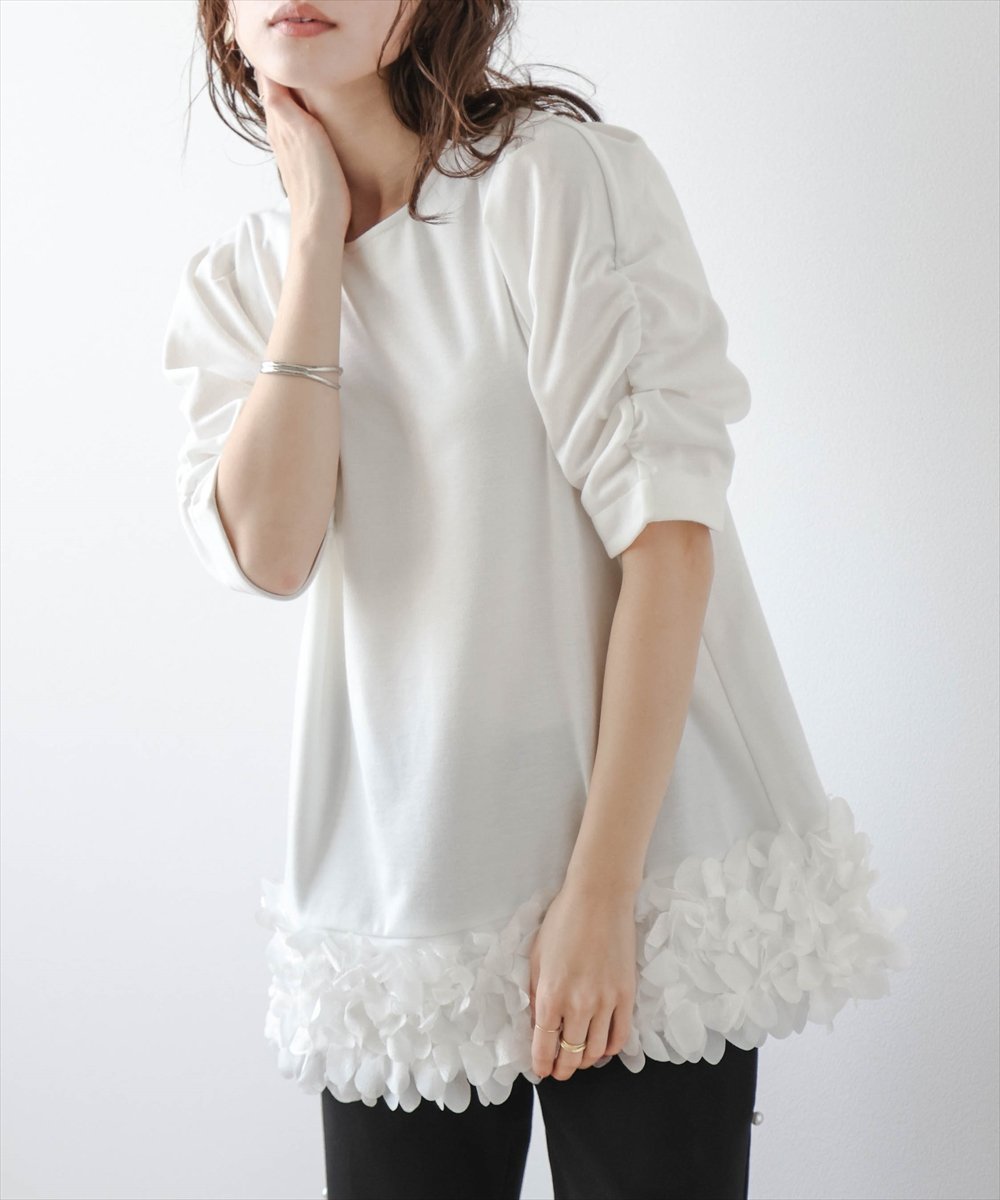 【ラジュール/Lajour】のフラワーモチーフヘムプルオーバー 大人の最旬トレンドファッション＆コーディネート founy(ファウニー) 　ファッション　Fashion　レディースファッション　Fashion for Women　トップス・カットソー　Cut & Sew Tops　カジュアルプルオーバー・ニットトップス　Pullovers & Knit Tops / Casual Pullovers　花柄・フラワープリント・モチーフ　Floral Prints & Motifs / Flower Pattern Tops　カットソー　Cut and Sewn Top　サテン　Satin, Glossy Fabric　ジョーゼット　Georgette, Semi-Sheer Fabric　チュニック　Tunic, Long Top　フェミニン　Feminine, Girly　フリル　Frill, Ruffle　人気　Popular, Best Seller　 other-1|ID: prp329100004985471 ipo3291000000037344998