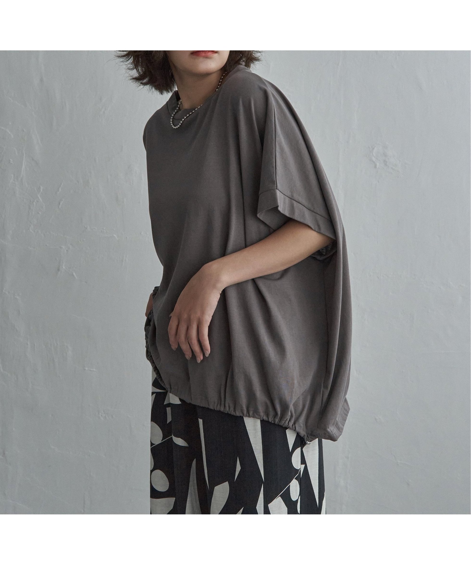 【ノッチ/notch】の【 notch. by KR 】ドルマンドローコードTシャツ インテリア・キッズ・メンズ・レディースファッション・服の通販 founy(ファウニー) 　ファッション　Fashion　レディースファッション　Fashion for Women　トップス・カットソー　Cut & Sew Tops　シャツ・ブラウス・オフィスカジュアル　Elegant Blouses & Button-Ups　ロングTシャツ・Tシャツ　Longline T-Shirts & Tees　アクセサリー　Fashion Accessories　キャップ　Cap, Baseball Cap　コラボ　Collaboration, Collab　シルバー　Silver, Metallic Silver　シンプル　Simple, Minimal　スニーカー　Sneakers, Trainers　スラックス　Slacks, Dress Pants　デニム　Denim, Jeans Material　ドローコード　Drawcord, Drawstring Cord　人気　Popular, Best Seller　バランス　Balance, Style Balance　バルーン　Balloon, Balloon Silhouette　フォルム　Silhouette, Form　フロント　Front, Front Design　ベーシック　Basic, Essential　モノトーン　Monotone, Black and White　おすすめ　Recommended / Our Picks　チャコール|ID: prp329100004985514 ipo3291000000037345170