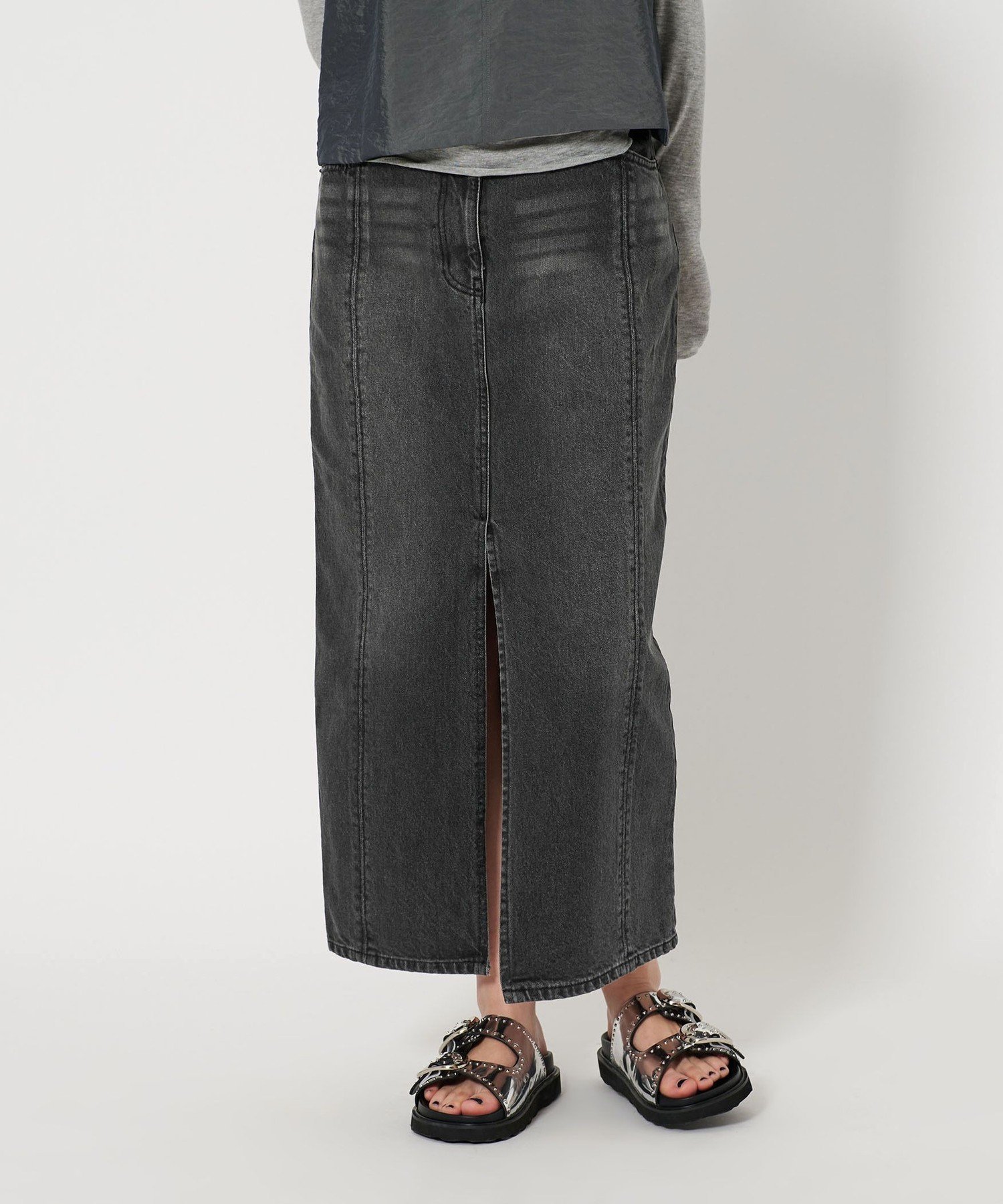【ユナイテッドアローズ/UNITED ARROWS】のコットンデニム フロントスリット ロングスカート インテリア・キッズ・メンズ・レディースファッション・服の通販 founy(ファウニー) 　ファッション　Fashion　レディースファッション　Fashion for Women　スカート　Skirts　ロングスカート　Long Skirts / Maxi & Midi Skirts　春　Spring　サンダル　Sandals, Summer Shoes　シューズ　Shoes, Footwear　シンプル　Simple, Minimal　スニーカー　Sneakers, Trainers　スリット　Slit, Slit Detail　センター　Center, Center Line　ソックス　Socks, Hosiery　デニム　Denim, Jeans Material　フラット　Flat, Flat Shoes　フロント　Front, Front Design　ブリーチ　Bleach, Washed Finish　ベーシック　Basic, Essential　ペンシル　Pencil, Pencil Skirt　半袖　Short Sleeve, Half Sleeve　ロング　Long, Long-Length　S/S・春夏　SS, Spring/Summer, Warm Season　アウトレット　Outlet / Clearance　夏　Summer　BLACK|ID: prp329100004985611 ipo3291000000037345753