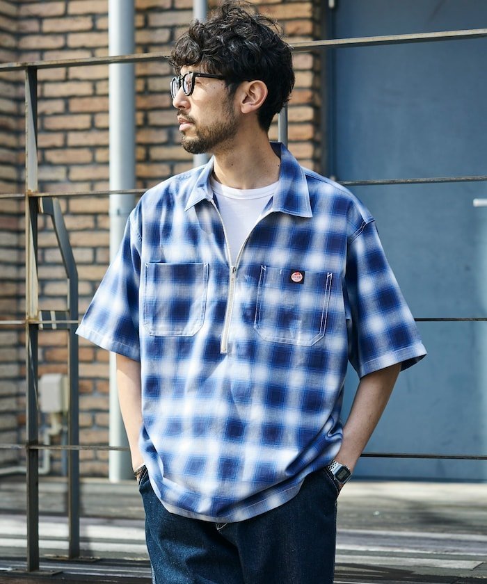 【フリークスストア/FREAK'S STORE】の別注 リラックスフィット ハーフジップ ワンポイントロゴ 半袖ワークシャツ/チェック インテリア・キッズ・メンズ・レディースファッション・服の通販 founy(ファウニー) 　ファッション　Fashion　メンズファッション　Fashion for Men　インナー　Innerwear　ショルダー　Shoulder, Shoulder Strap　シンプル　Simple, Minimal　ストライプ　Stripe, Striped Pattern　ダブル　Double, Double-Breasted　チェック　Check, Plaid, Tartan　ドロップ　Drop Shoulder, Dropped Style　フィット　Fit, Slim Fit　プリント　Print, Printed Pattern　ボーダー　Border, Stripe　ポケット　Pocket, Pocket Detail　別注　Limited Edition, Custom Order　半袖　Short Sleeve, Half Sleeve　リラックス　Relax, Relaxed Fit　ワンポイント　One Point, Statement Accent　ワーク　Workwear, Utility Style　S/S・春夏　SS, Spring/Summer, Warm Season　おすすめ　Recommended / Our Picks　夏　Summer　2026年　2026　2026春夏・S/S　Spring/Summer 2026 SS26　プリント/柄|ID: prp329100004986010 ipo3291000000037347982