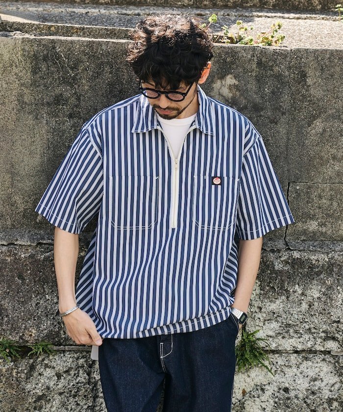 【フリークスストア/FREAK'S STORE】の別注 リラックスフィット ハーフジップ ワンポイントロゴ 半袖ワークシャツ/チェック インテリア・キッズ・メンズ・レディースファッション・服の通販 founy(ファウニー) 　ファッション　Fashion　メンズファッション　Fashion for Men　インナー　Innerwear　ショルダー　Shoulder, Shoulder Strap　シンプル　Simple, Minimal　ストライプ　Stripe, Striped Pattern　ダブル　Double, Double-Breasted　チェック　Check, Plaid, Tartan　ドロップ　Drop Shoulder, Dropped Style　フィット　Fit, Slim Fit　プリント　Print, Printed Pattern　ボーダー　Border, Stripe　ポケット　Pocket, Pocket Detail　別注　Limited Edition, Custom Order　半袖　Short Sleeve, Half Sleeve　リラックス　Relax, Relaxed Fit　ワンポイント　One Point, Statement Accent　ワーク　Workwear, Utility Style　S/S・春夏　SS, Spring/Summer, Warm Season　おすすめ　Recommended / Our Picks　夏　Summer　2026年　2026　2026春夏・S/S　Spring/Summer 2026 SS26　その他/柄6|ID: prp329100004986010 ipo3291000000037347983