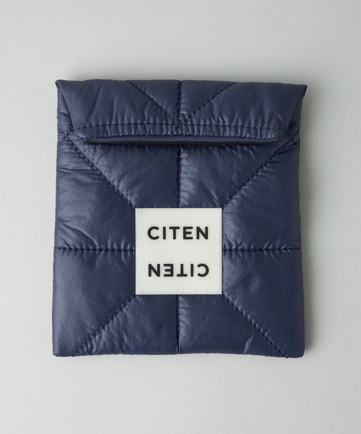 【シテン/CITEN】のCITEN パデッド ポーチ M インテリア・キッズ・メンズ・レディースファッション・服の通販 founy(ファウニー) 　ファッション　Fashion　レディースファッション　Fashion for Women　ポーチ&ミニバッグ　Pouches & Mini Bags　カラフル　Colorful Design　スクエア　Square, Square Shape　フィット　Fit, Slim Fit　ポーチ　Pouch, Small Case　A/W・秋冬　Autumn/Winter　おすすめ　Recommended / Our Picks　ギフト プレゼント　Gift / Present　NAVY|ID: prp329100004986098 ipo3291000000037348409