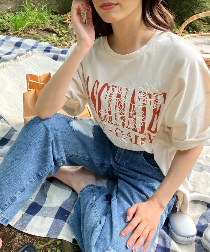 【アズノウアズ プラス/AS KNOW AS plus】の◎【UNISEX ITEM】『ゆったりサイズ』フラワー刺繍重ねロゴプリント半袖Tシャツ インテリア・キッズ・メンズ・レディースファッション・服の通販 founy(ファウニー) https://founy.com/ ファッション Fashion レディースファッション Fashion for Women トップス・カットソー Cut & Sew Tops シャツ・ブラウス・オフィスカジュアル Elegant Blouses & Button-Ups ロングTシャツ・Tシャツ Longline T-Shirts & Tees カーゴパンツ Cargo Pants, Utility Pants ガーリー Girly, Feminine Style デニム Denim, Jeans Material トレンド Trend, Trending Now フラワー Flower, Floral プリント Print, Printed Pattern ボトム Bottoms, Lower Wear 半袖 Short Sleeve, Half Sleeve モチーフ Motif, Design Theme ユニセックス Unisex, Genderless リラックス Relax, Relaxed Fit 再入荷 Restock / Back in Stock |ID: prp329100004986119 ipo3291000000037348509