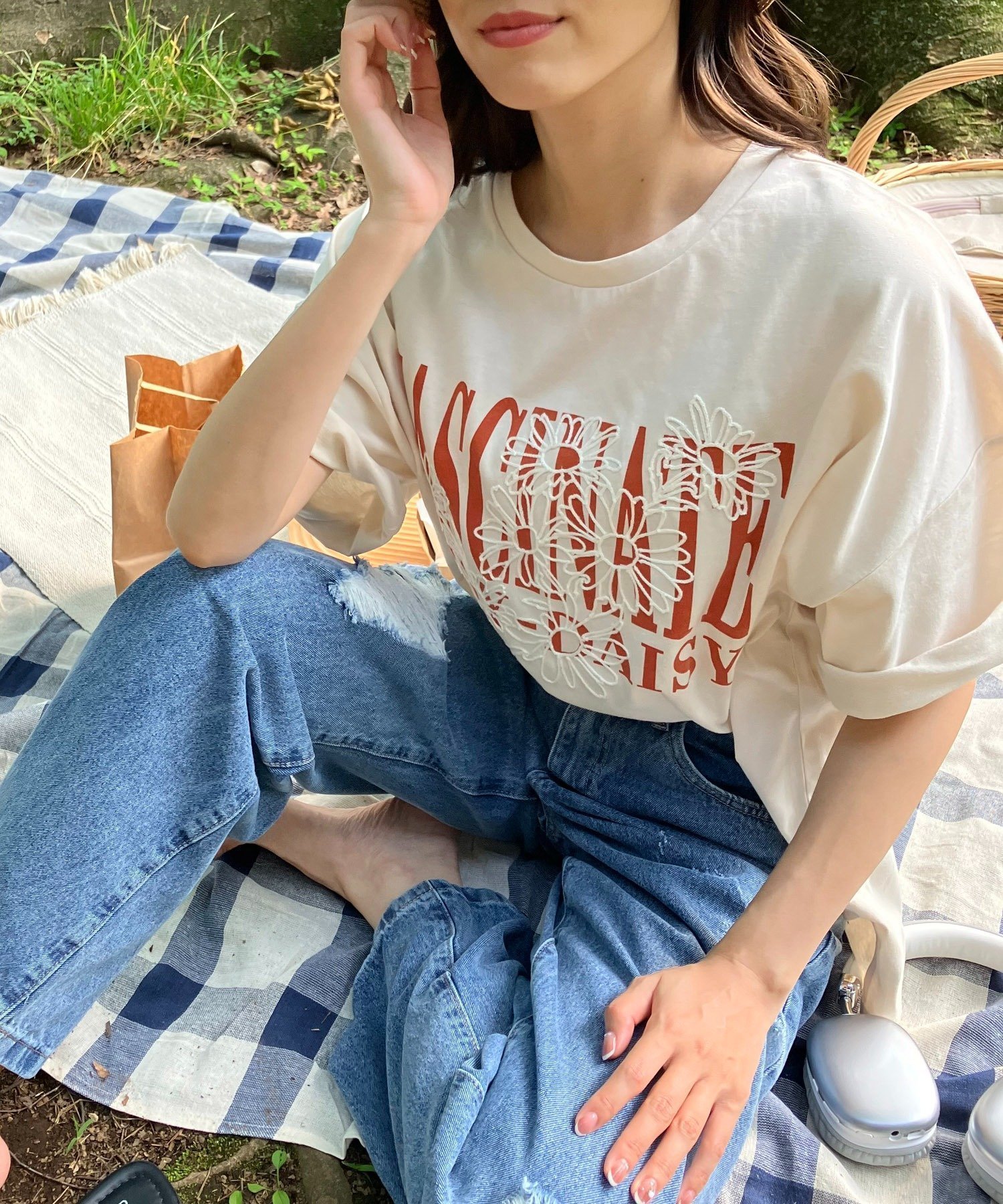 【アズノウアズ プラス/AS KNOW AS plus】の◎【UNISEX ITEM】『ゆったりサイズ』フラワー刺繍重ねロゴプリント半袖Tシャツ インテリア・キッズ・メンズ・レディースファッション・服の通販 founy(ファウニー) 　ファッション　Fashion　レディースファッション　Fashion for Women　トップス・カットソー　Cut & Sew Tops　シャツ・ブラウス・オフィスカジュアル　Elegant Blouses & Button-Ups　ロングTシャツ・Tシャツ　Longline T-Shirts & Tees　カーゴパンツ　Cargo Pants, Utility Pants　ガーリー　Girly, Feminine Style　デニム　Denim, Jeans Material　トレンド　Trend, Trending Now　フラワー　Flower, Floral　プリント　Print, Printed Pattern　ボトム　Bottoms, Lower Wear　半袖　Short Sleeve, Half Sleeve　モチーフ　Motif, Design Theme　ユニセックス　Unisex, Genderless　リラックス　Relax, Relaxed Fit　再入荷　Restock / Back in Stock　エクリュ|ID: prp329100004986119 ipo3291000000037348510