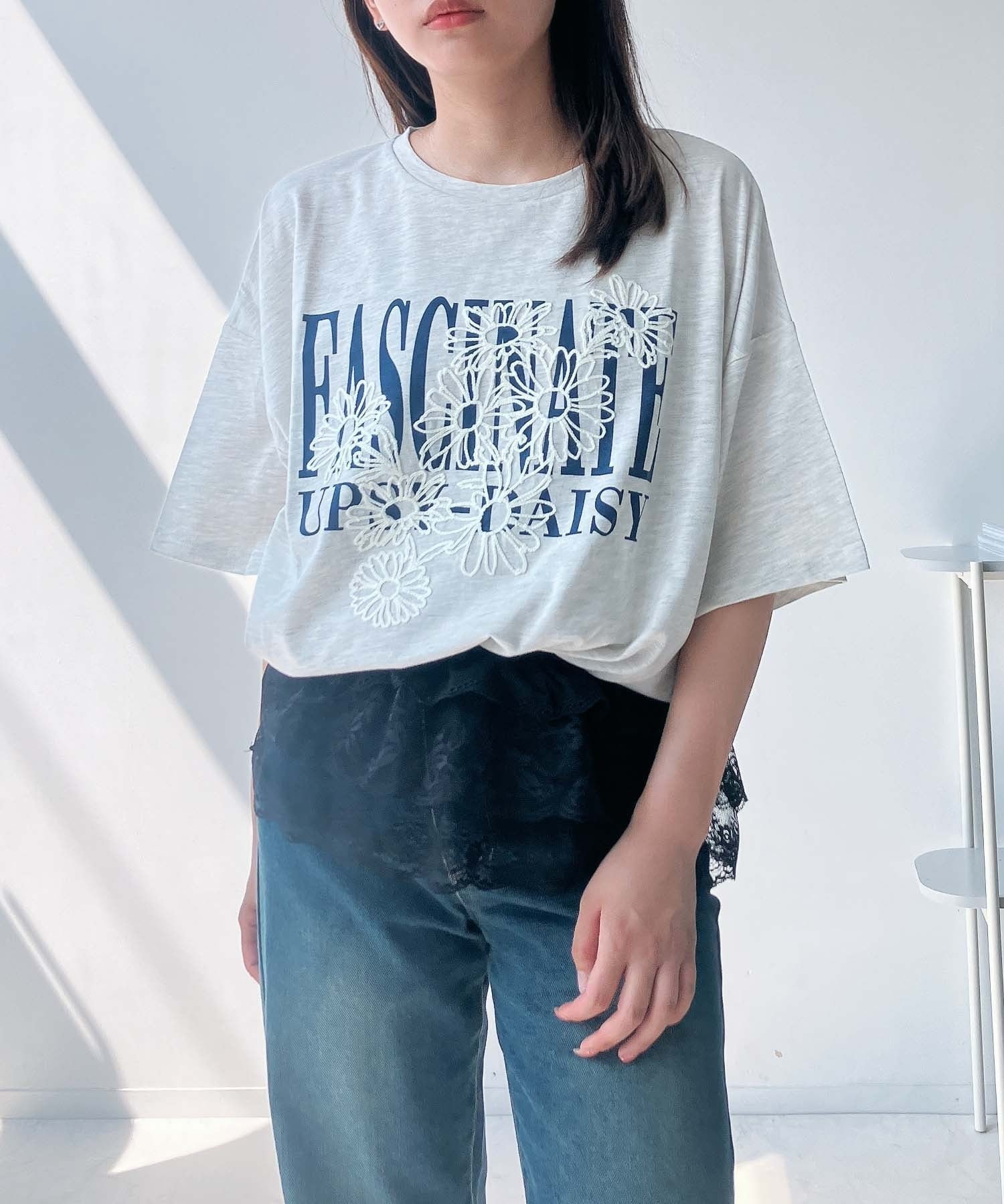 【アズノウアズ プラス/AS KNOW AS plus】の◎【UNISEX ITEM】『ゆったりサイズ』フラワー刺繍重ねロゴプリント半袖Tシャツ インテリア・キッズ・メンズ・レディースファッション・服の通販 founy(ファウニー) 　ファッション　Fashion　レディースファッション　Fashion for Women　トップス・カットソー　Cut & Sew Tops　シャツ・ブラウス・オフィスカジュアル　Elegant Blouses & Button-Ups　ロングTシャツ・Tシャツ　Longline T-Shirts & Tees　カーゴパンツ　Cargo Pants, Utility Pants　ガーリー　Girly, Feminine Style　デニム　Denim, Jeans Material　トレンド　Trend, Trending Now　フラワー　Flower, Floral　プリント　Print, Printed Pattern　ボトム　Bottoms, Lower Wear　半袖　Short Sleeve, Half Sleeve　モチーフ　Motif, Design Theme　ユニセックス　Unisex, Genderless　リラックス　Relax, Relaxed Fit　再入荷　Restock / Back in Stock　オートミール|ID: prp329100004986119 ipo3291000000037348511