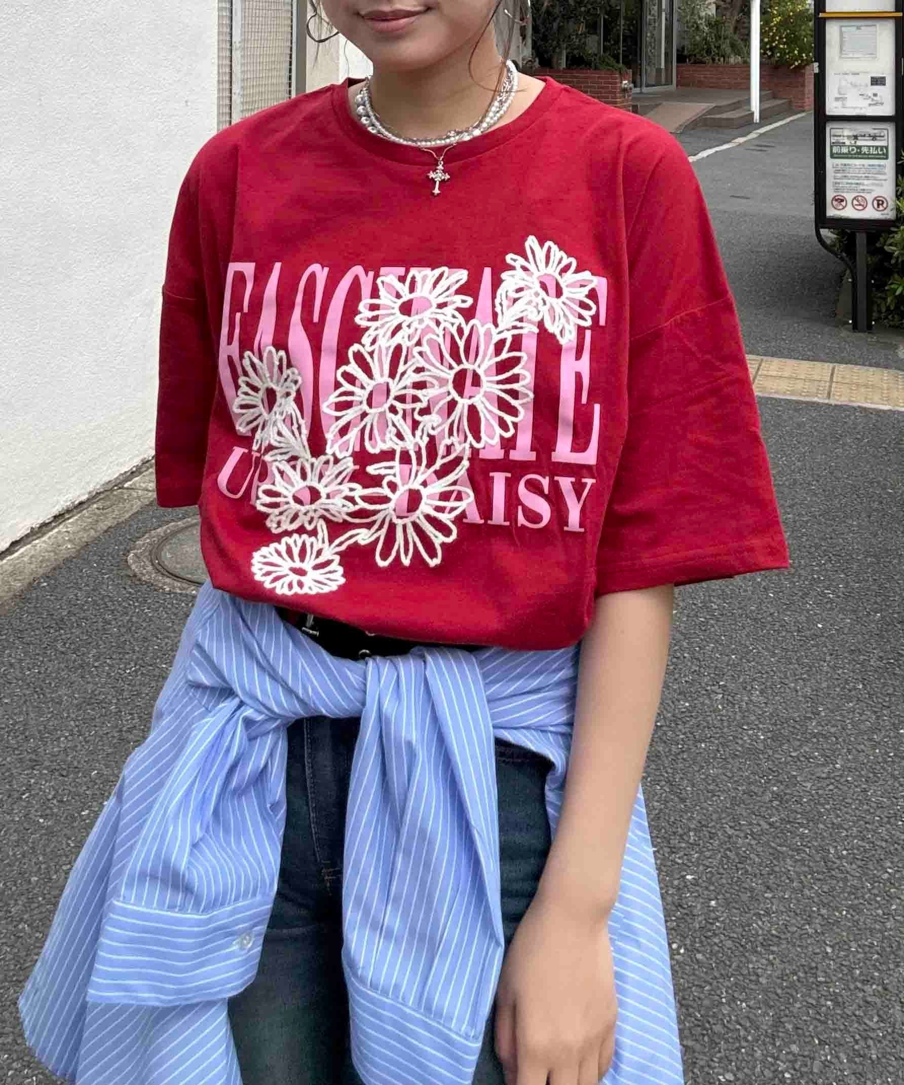 【アズノウアズ プラス/AS KNOW AS plus】の◎【UNISEX ITEM】『ゆったりサイズ』フラワー刺繍重ねロゴプリント半袖Tシャツ インテリア・キッズ・メンズ・レディースファッション・服の通販 founy(ファウニー) 　ファッション　Fashion　レディースファッション　Fashion for Women　トップス・カットソー　Cut & Sew Tops　シャツ・ブラウス・オフィスカジュアル　Elegant Blouses & Button-Ups　ロングTシャツ・Tシャツ　Longline T-Shirts & Tees　カーゴパンツ　Cargo Pants, Utility Pants　ガーリー　Girly, Feminine Style　デニム　Denim, Jeans Material　トレンド　Trend, Trending Now　フラワー　Flower, Floral　プリント　Print, Printed Pattern　ボトム　Bottoms, Lower Wear　半袖　Short Sleeve, Half Sleeve　モチーフ　Motif, Design Theme　ユニセックス　Unisex, Genderless　リラックス　Relax, Relaxed Fit　再入荷　Restock / Back in Stock　アカ|ID: prp329100004986119 ipo3291000000037348512